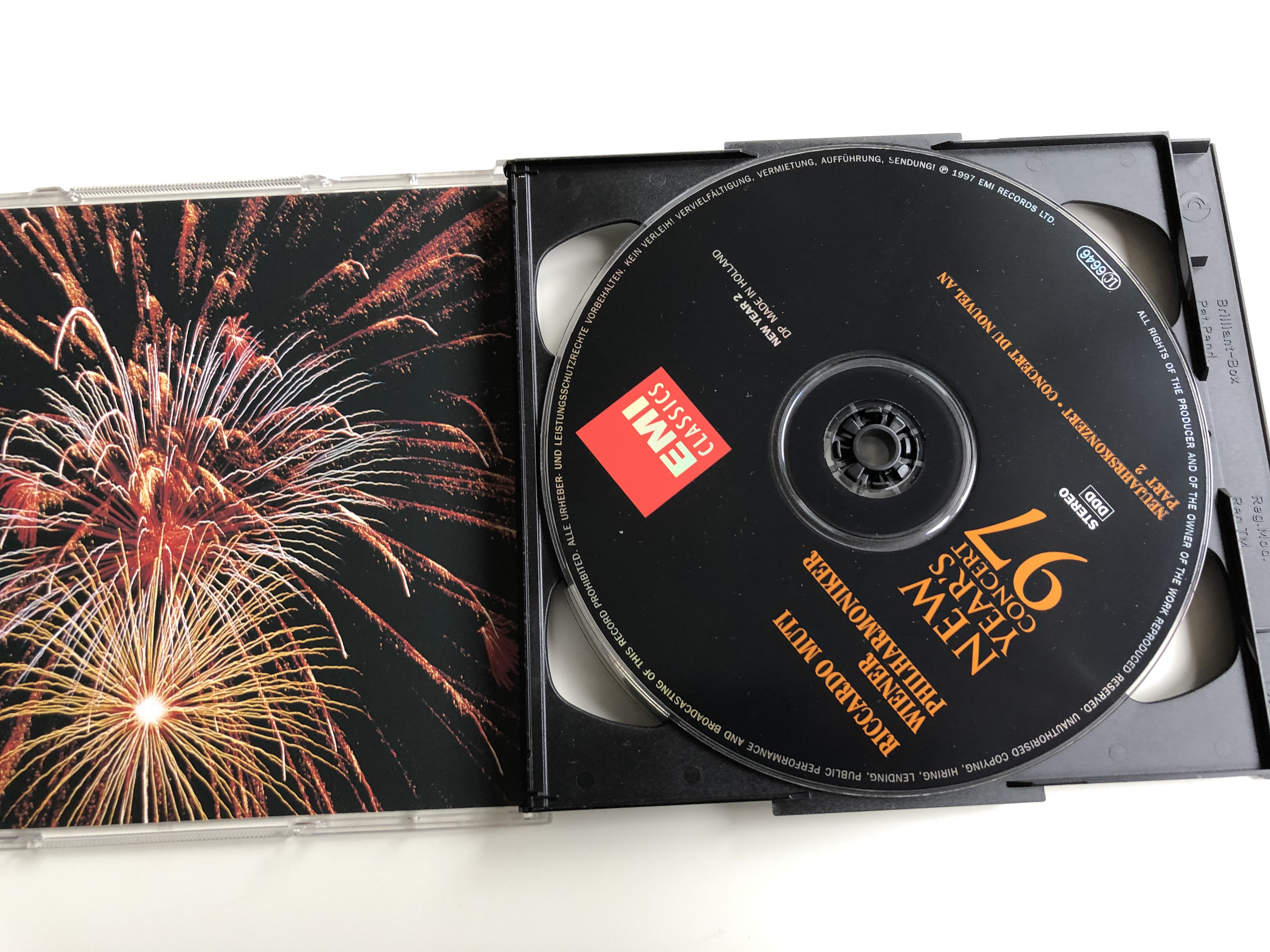 riccardo-muti-wiener-philharmoniker-new-year-s-concert-97-neujahrskonzert-concert-du-nouvel-an-emi-1897-1997-100-years-of-great-music-emi-classics-2x-audio-cd-1997-stereo-7243-5-56336-2-7-.jpg