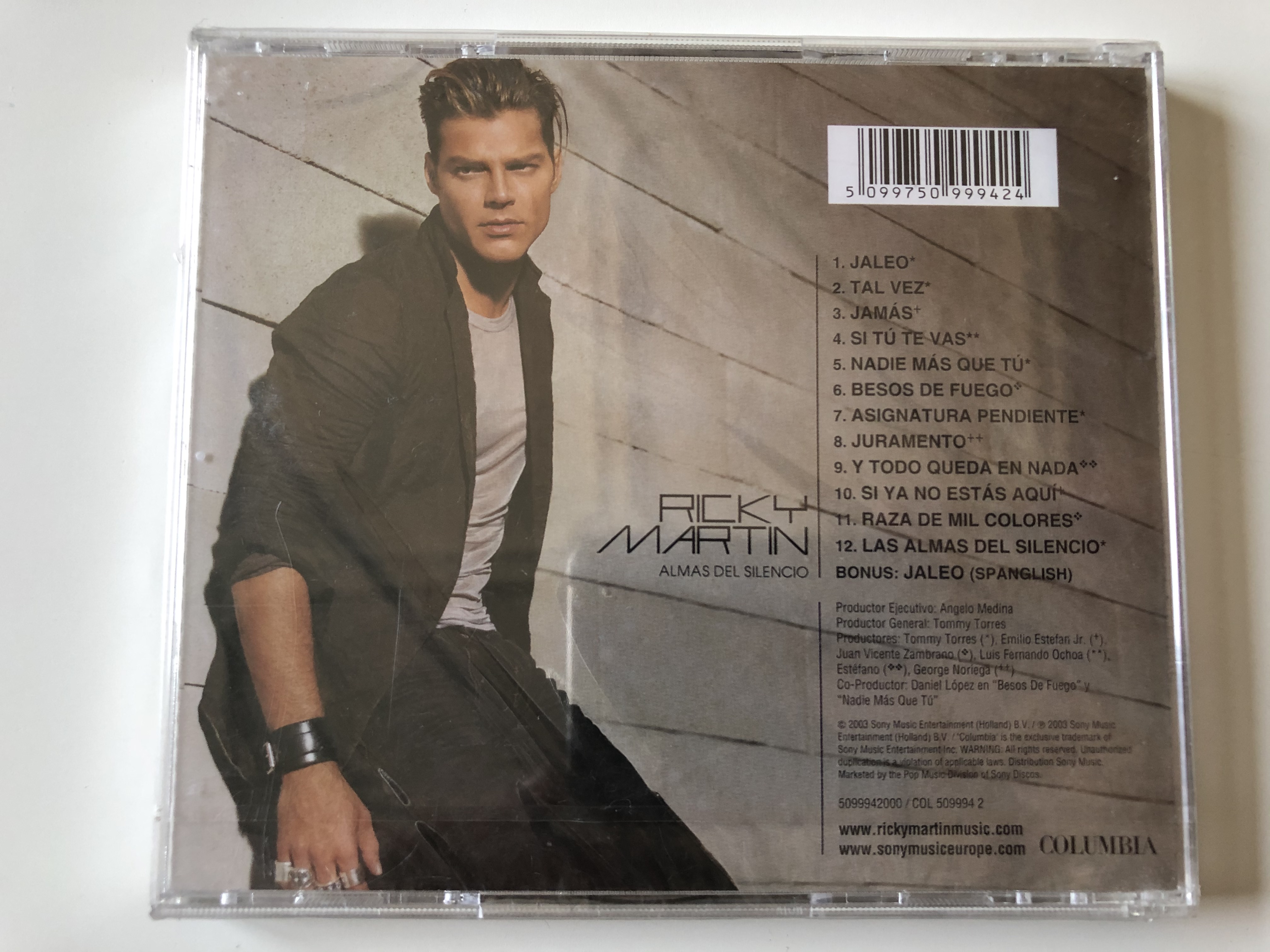 ricky-martin-almas-del-silencio-spanish-language-album-featuring-the-hit-single-jaleo-also-includes-exclusive-interview-footage-columbia-audio-cd-2003-5099942000-2-.jpg