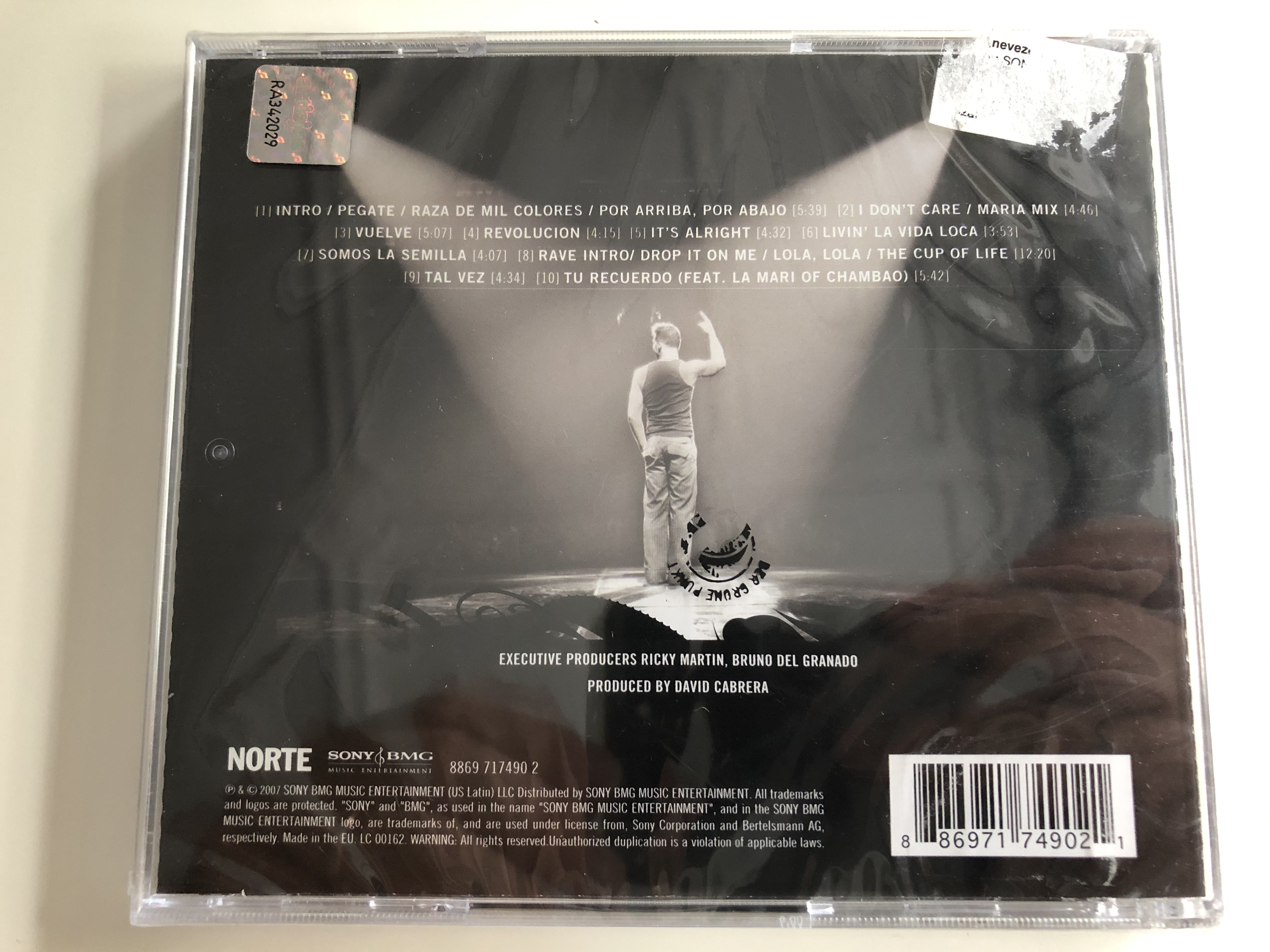 ricky-martin-live-black-and-white-tour-includes-the-smash-hits-tu-recuerdo-pegate-tal-vez-i-don-t-care-vuelve-among-others-sony-bmg-music-entertainment-audio-cd-2.jpg