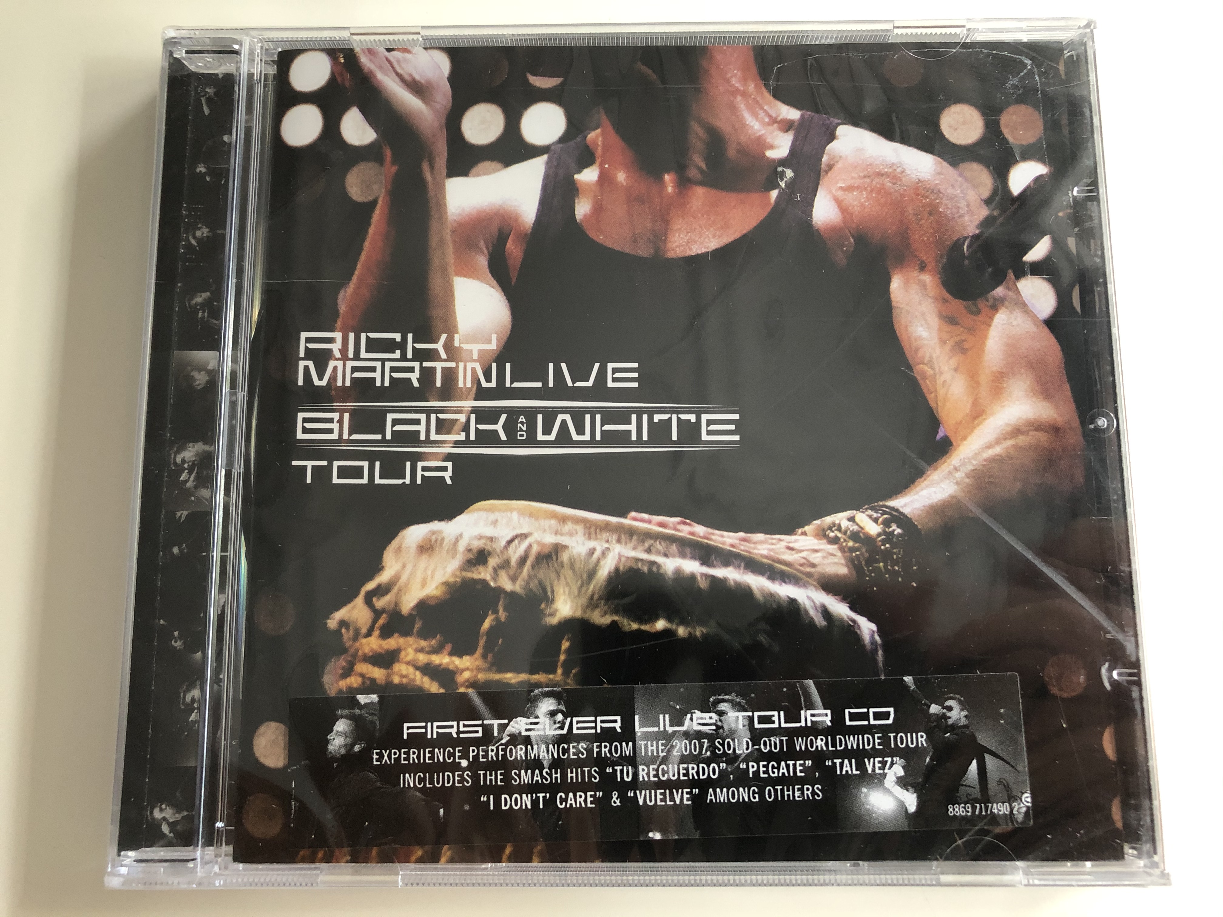 ricky-martin-live-black-and-white-tour-includes-the-smash-hits-tu-recuerdo-pegate-tal-vez-i-don-t-care-vuelve-among-others-sony-bmg-music-entertainment-audio-cd-200-1-.jpg