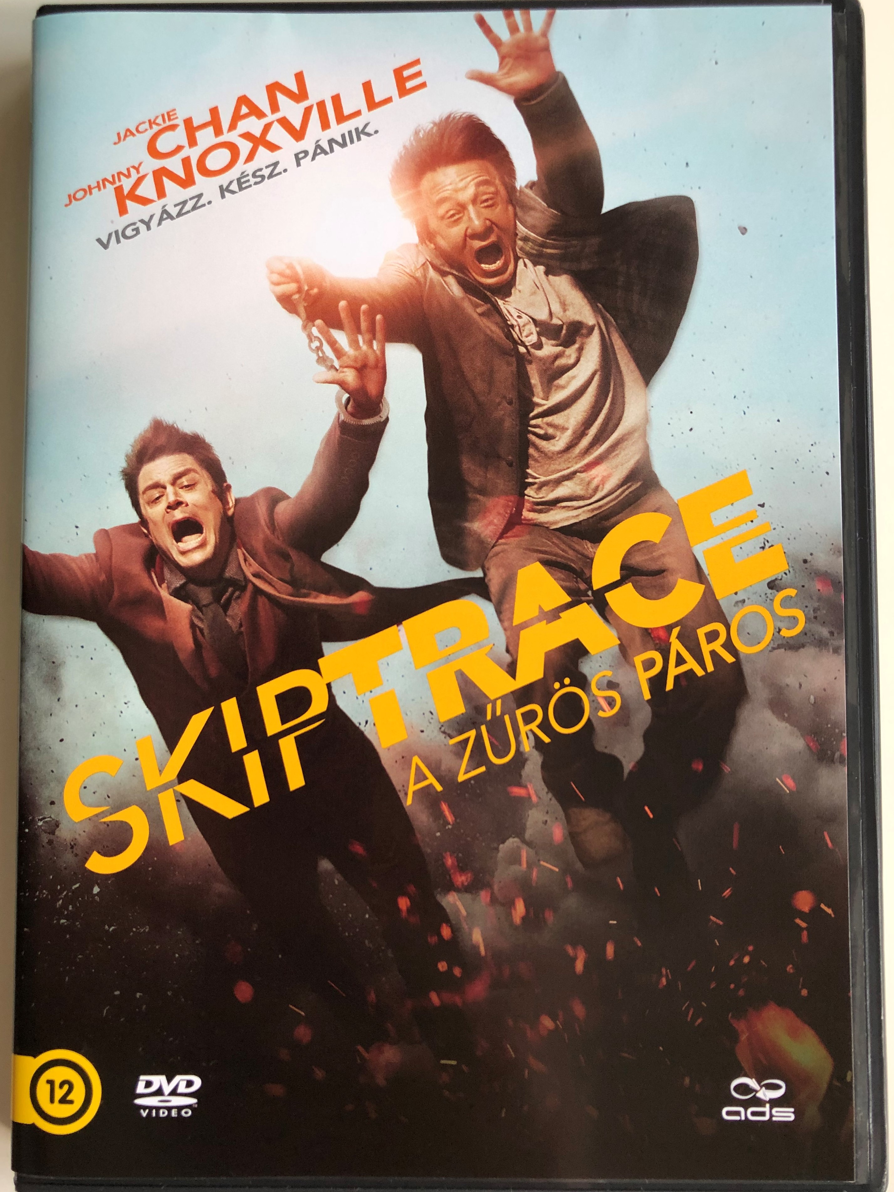 skiptrace-dvd-2016-a-z-r-s-p-ros-directed-by-renny-harlin-starring-jackie-chan-johhny-knoxville-1-.jpg
