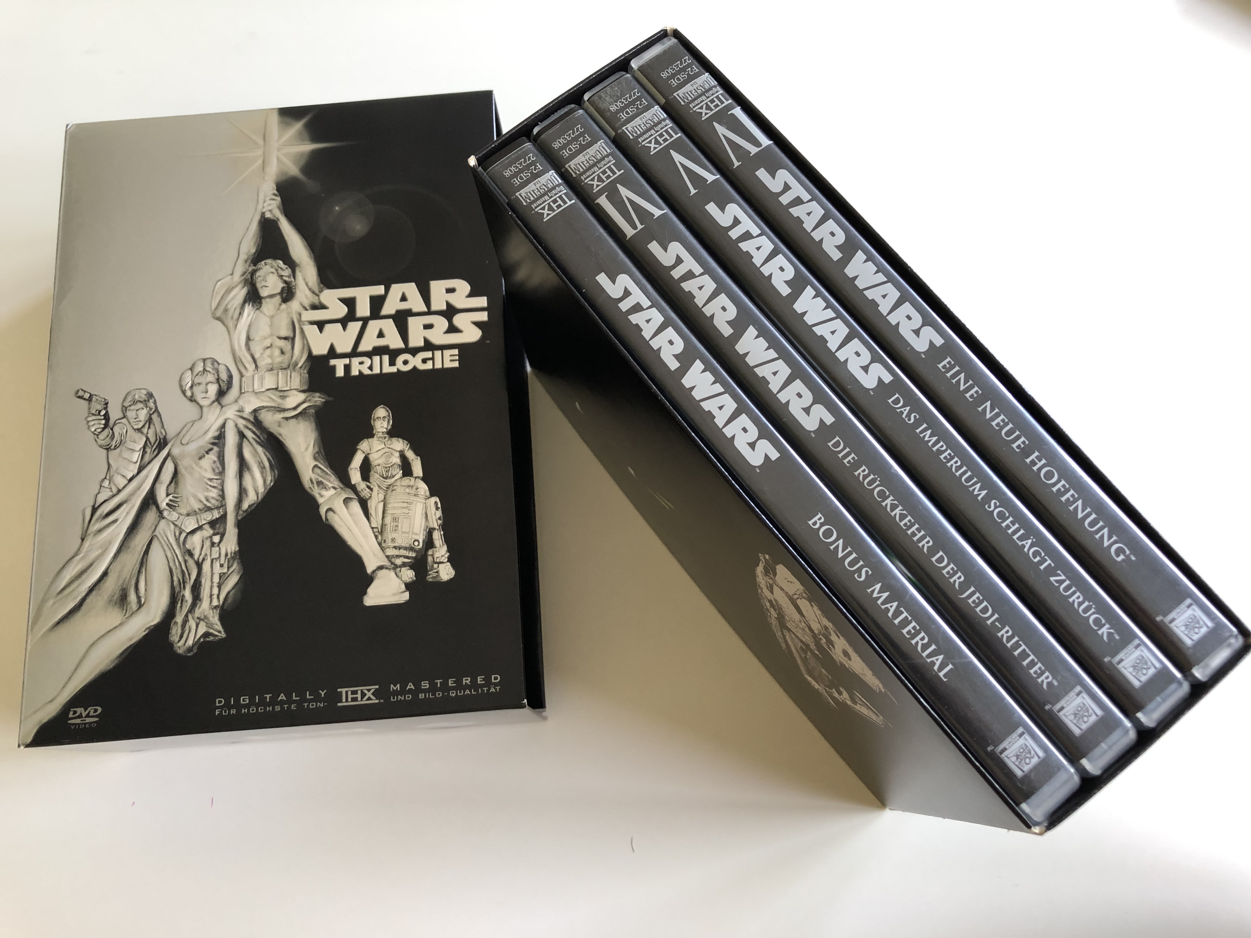 star-wars-trilogie-dvd-set-2004-german-episode-iv-a-new-hope-v.-the-empire-strikes-back-vi.-return-of-the-jedi-eine-neue-hoffnung-das-imperium-schl-gt-zur-ck-die-r-ckkehr-der-jedi-ritter-4-dvd-pack-with-extras-disc-11-.jpg