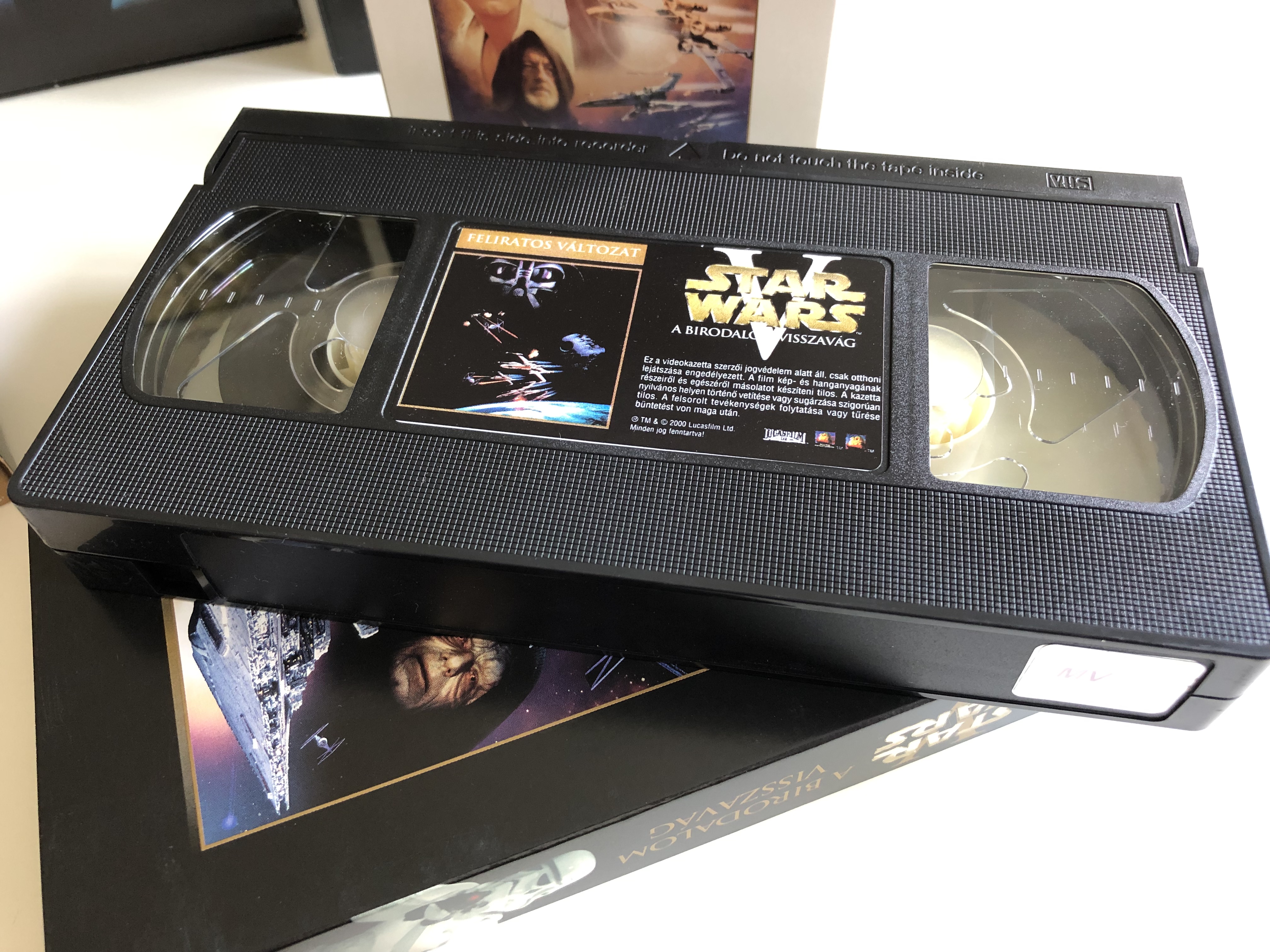 star-wars-trilogy-vhs-set-2000-episode-iv-a-new-hope-v.-the-empire-strikes-back-vi.-return-of-the-jedi-star-wars-tril-gia-iv.-egy-j-rem-ny-v.-a-birodalom-visszav-g-vi.-a-jedi-visszat-r-3x-vhs-widescreen-hungarian-su-2490409-.jpg