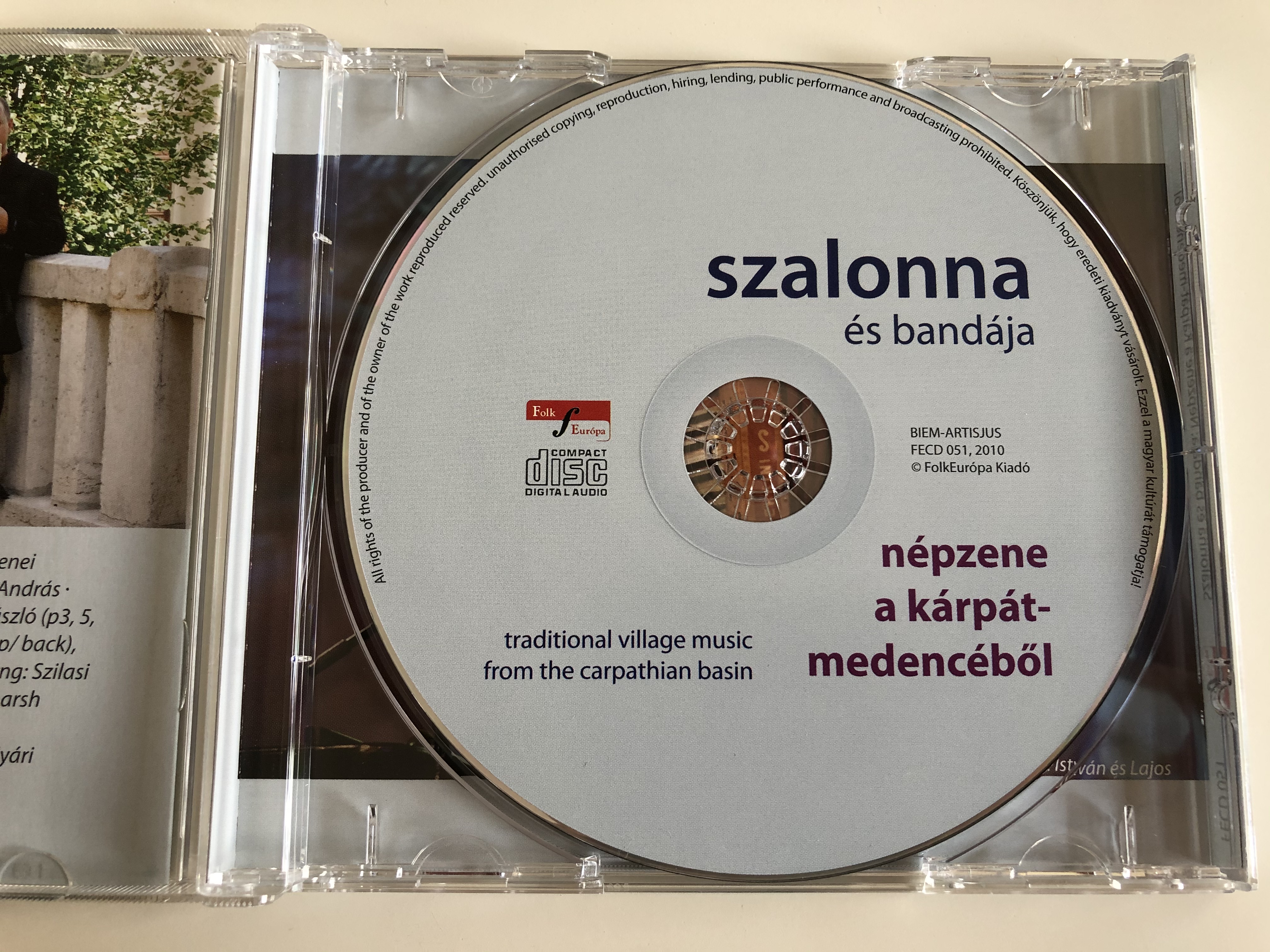 szalonna-s-band-ja-n-pzene-a-k-rp-t-medenc-b-l-traditional-village-music-from-the-carpathian-basin-folk-eur-pa-audio-cd-2010-fecd-051-8-.jpg