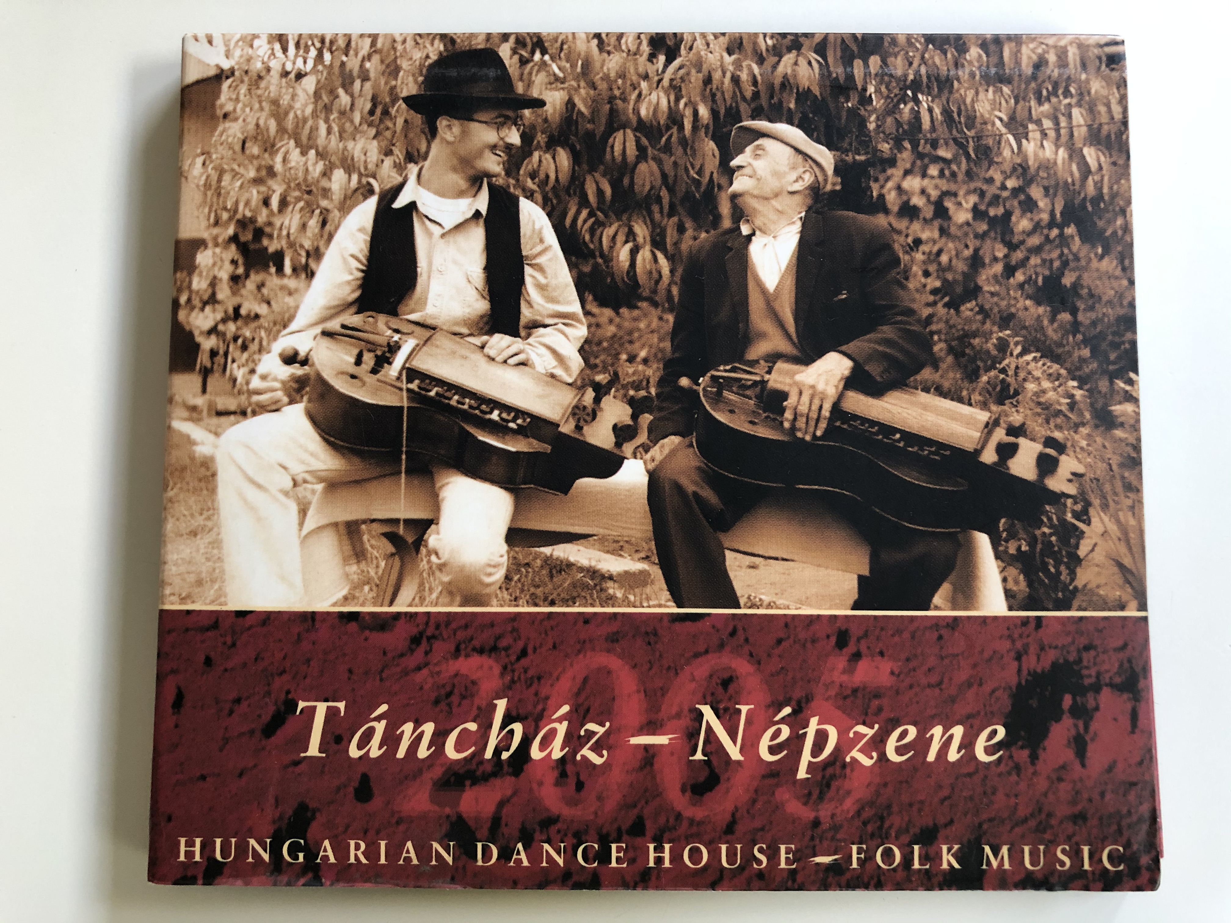 t-nch-z-n-pzene-2005-hungarian-dance-house-folk-music-hagyom-nyok-h-za-audio-cd-2005-hhcd0104-1-.jpg