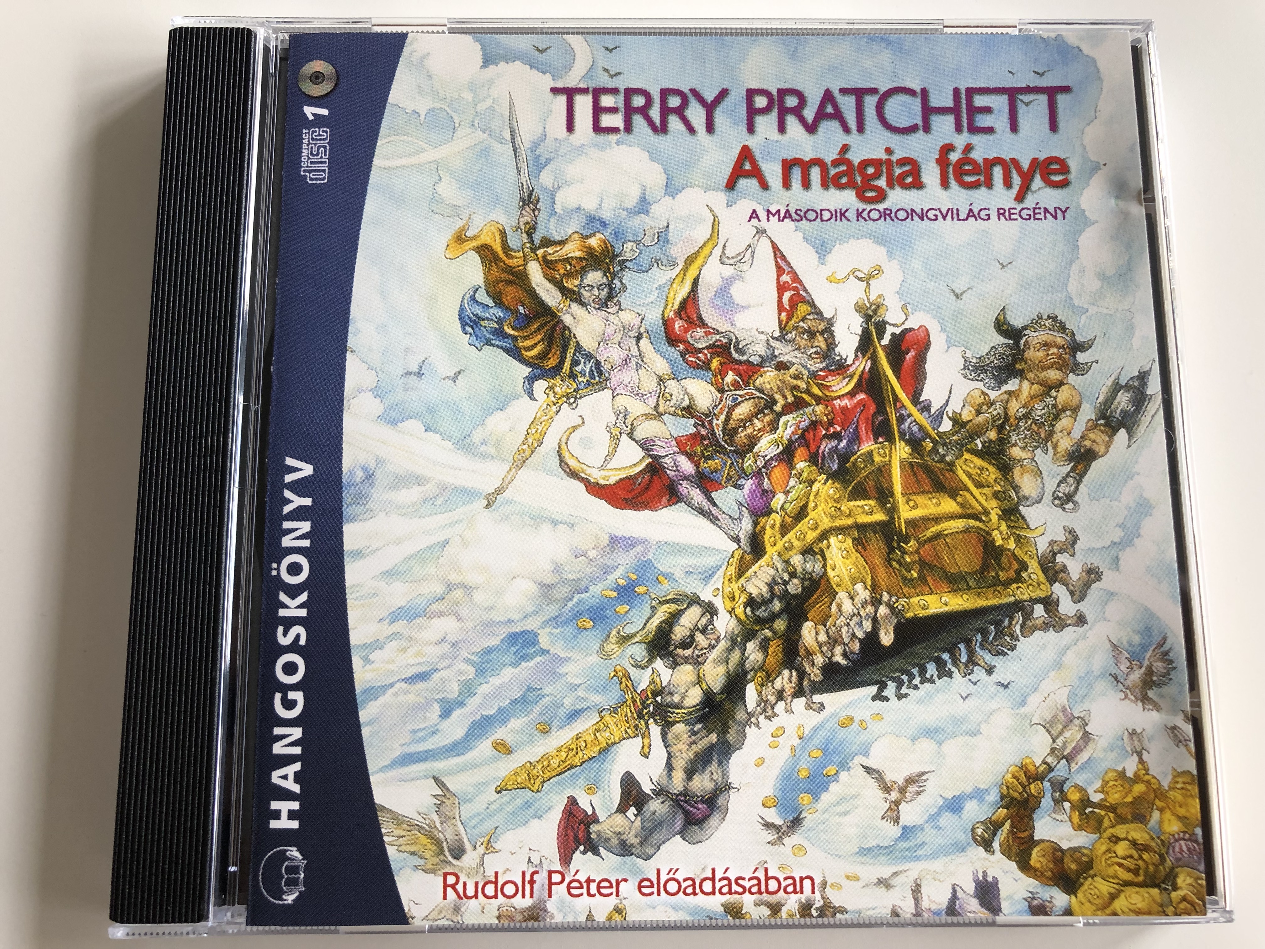 terry-pratchett-a-m-gia-f-nye-a-m-sodik-korongvil-g-reg-ny-read-by-rudolf-p-ter-hungarian-audio-book-edition-of-the-light-fantastic-by-terry-pratchett-mp3-audio-cd-2009-kossuth-mojzer-kiad-1-.jpg