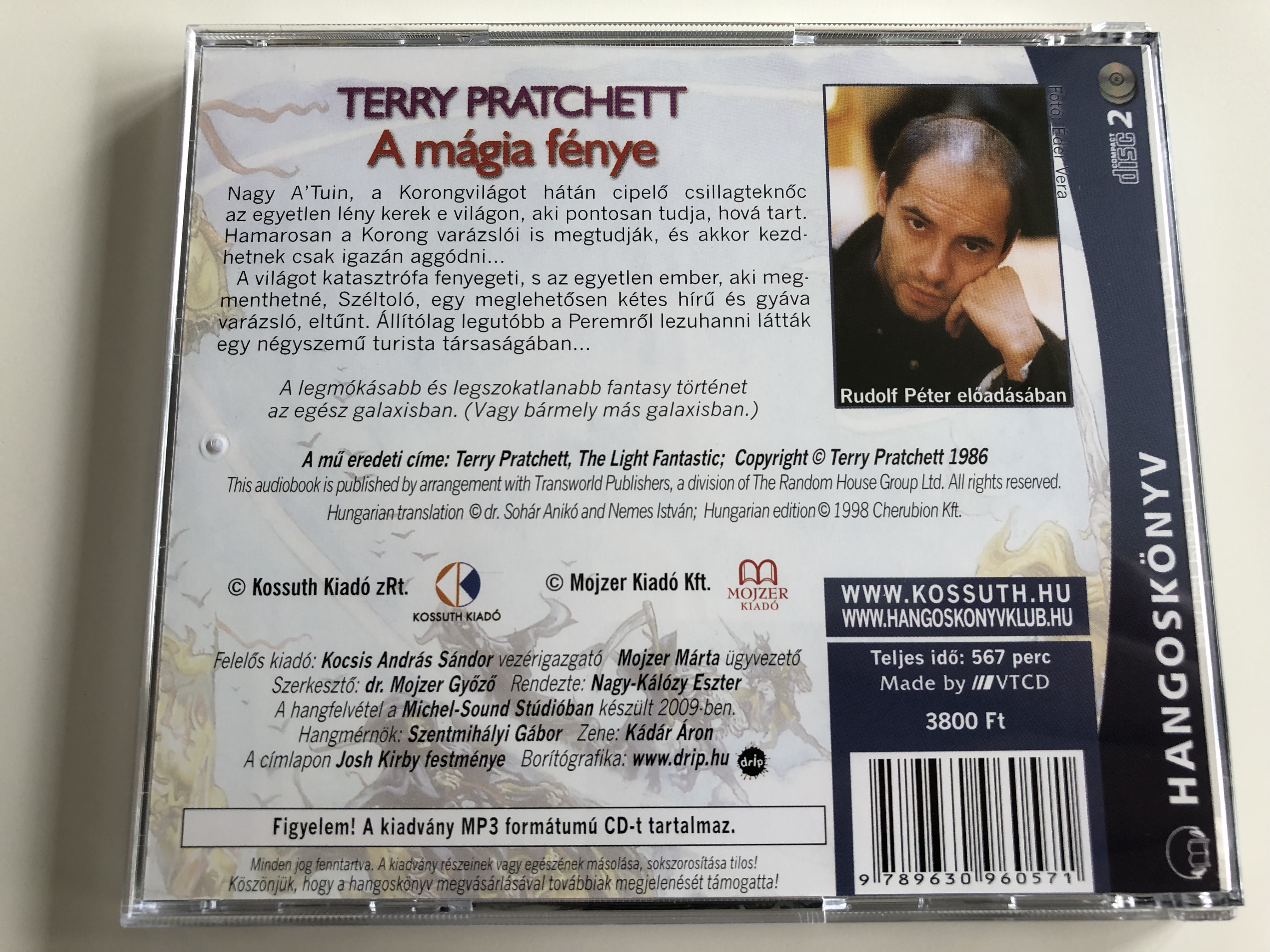 terry-pratchett-a-m-gia-f-nye-a-m-sodik-korongvil-g-reg-ny-read-by-rudolf-p-ter-hungarian-audio-book-edition-of-the-light-fantastic-by-terry-pratchett-mp3-audio-cd-2009-kossuth-mojzer-kiad-4-.jpg
