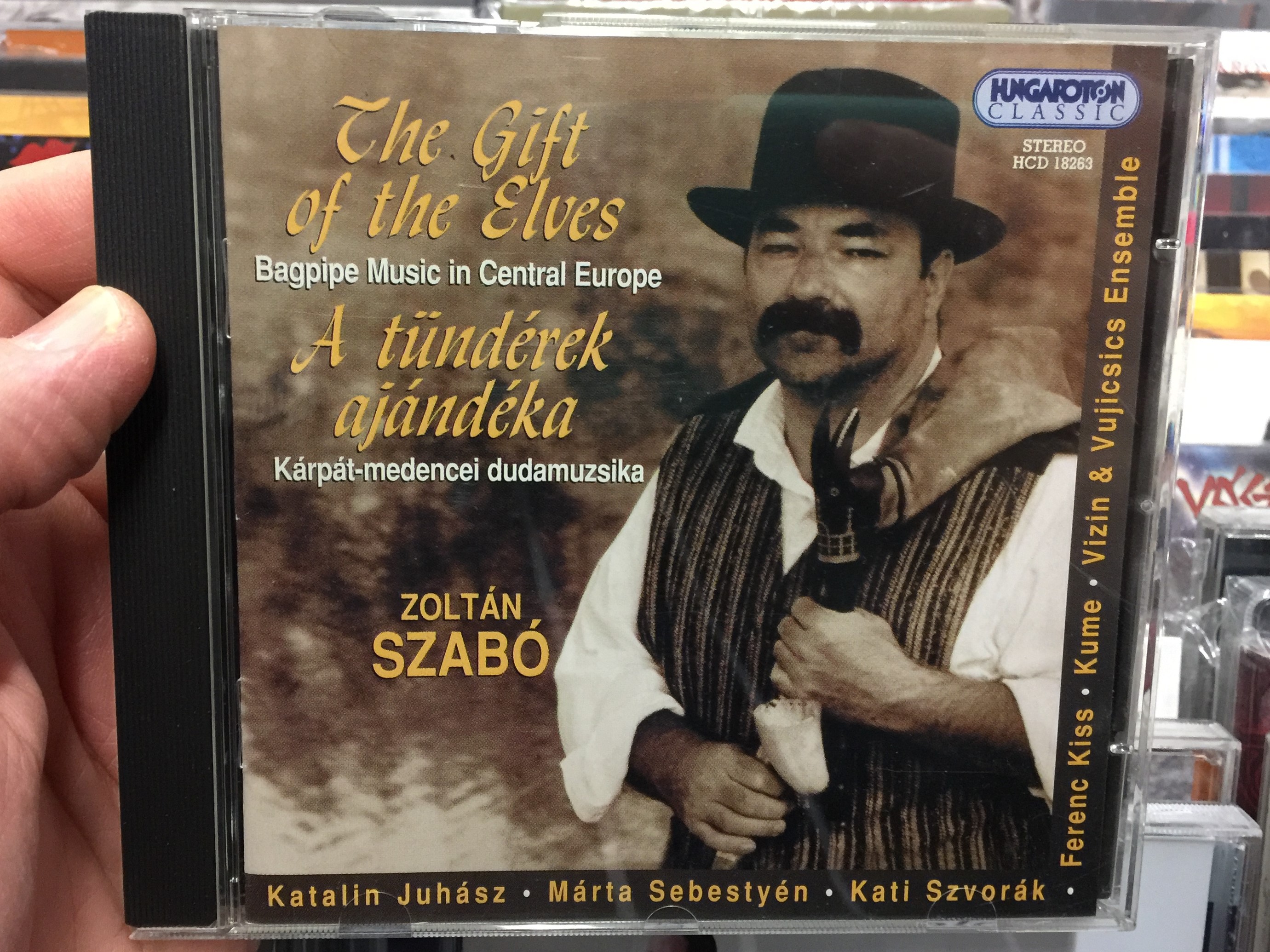 the-gift-of-the-elves-bagpipe-music-in-central-europe-a-tunderek-ajandeka-karpat-medencei-dudamuzsika-zoltan-szabo-katalin-juhasz-marta-sebestyen-kati-szvorak-hungaroton-classic-audio-cd-1-.jpg