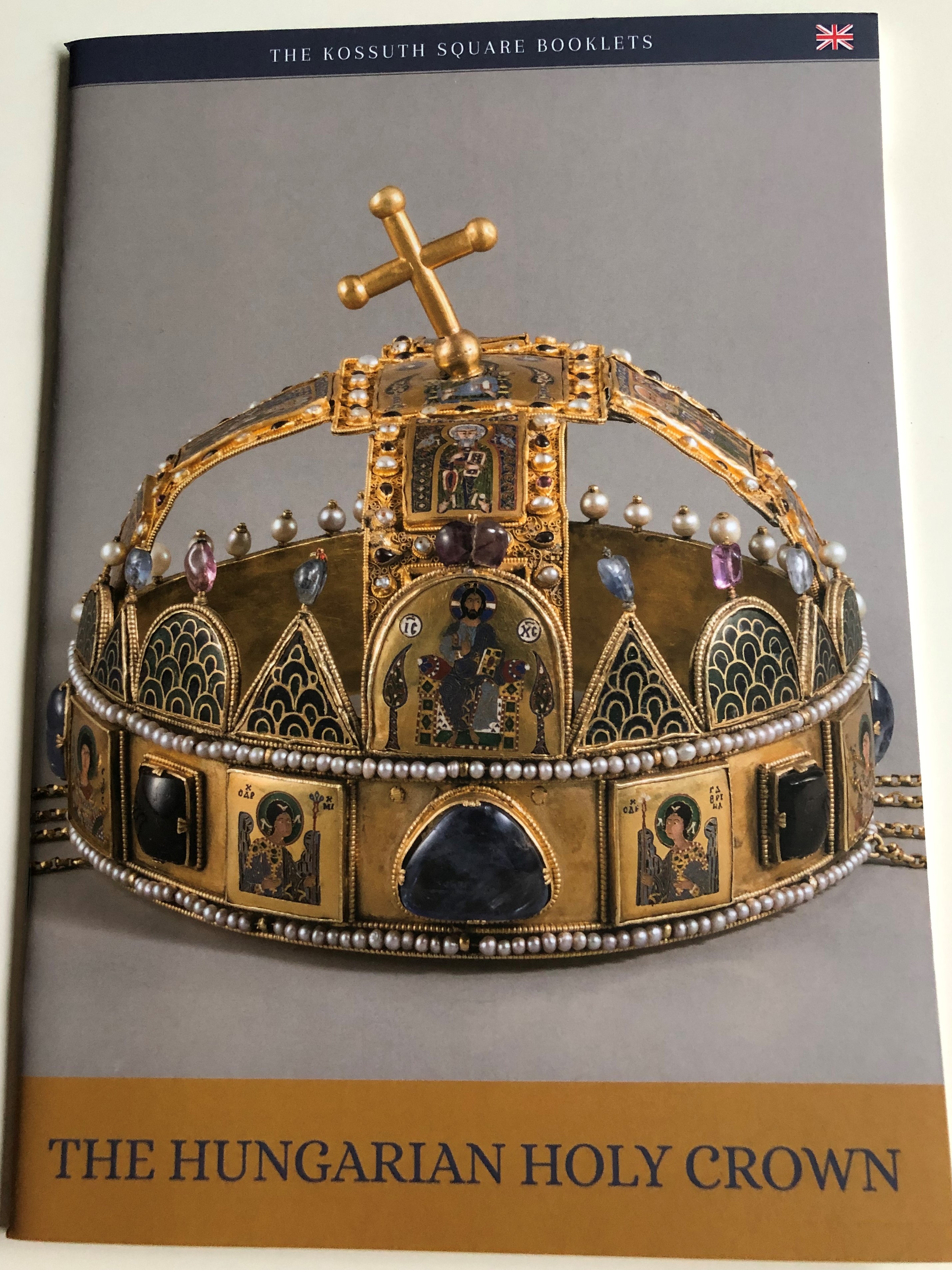 the-hungarian-holy-crown-by-orsolya-moravetz-the-kossuth-square-booklets-the-office-of-the-hungarian-national-assembly-2018-1-.jpg