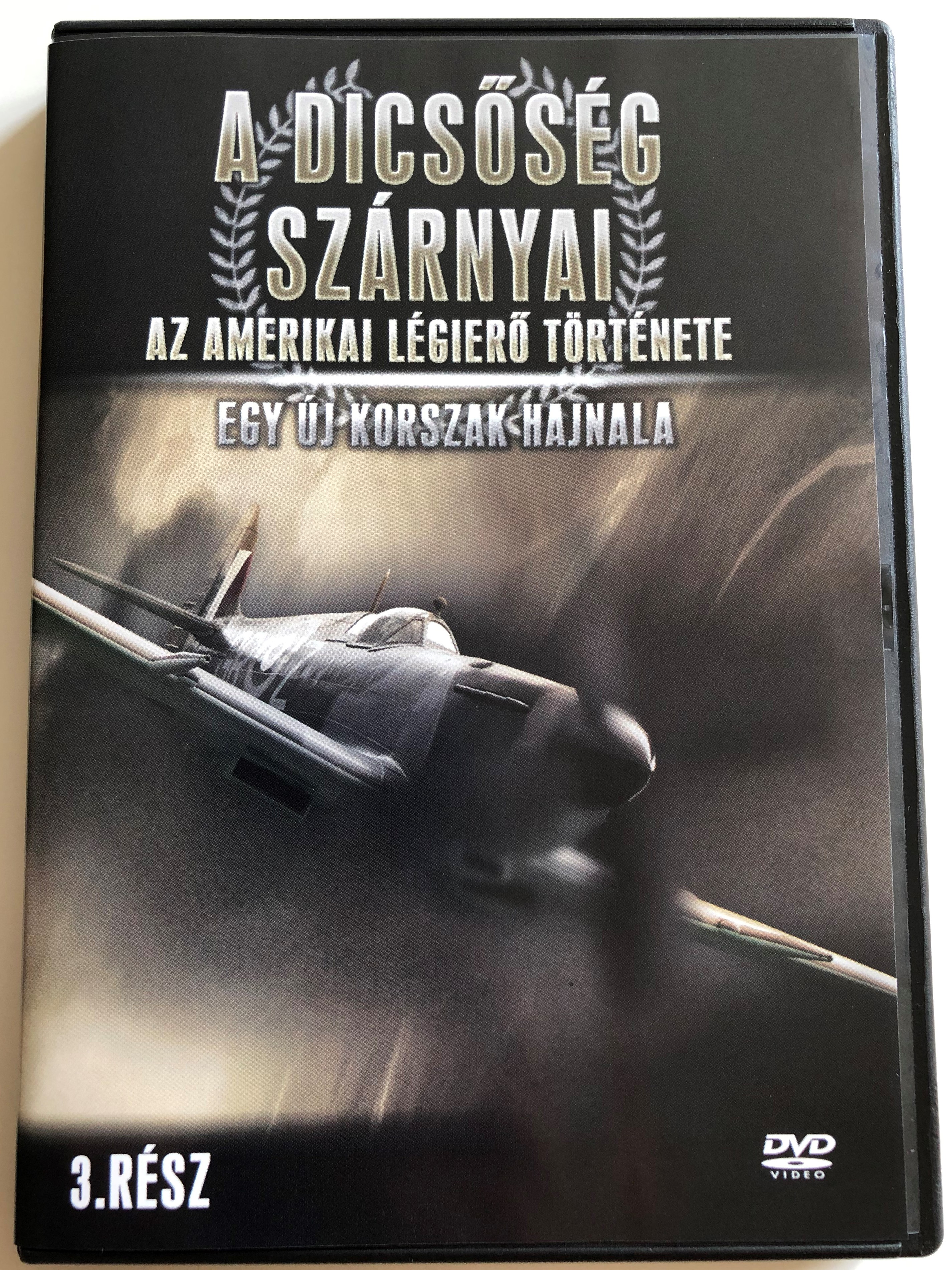 the-wings-of-glory-the-air-force-story-dawn-of-a-new-age-dvd-2002-a-dics-s-g-sz-rnyai-az-amerikai-l-gier-t-rt-nete-egy-j-korszak-hajnala-documentary-series-about-usaf-1-.jpg