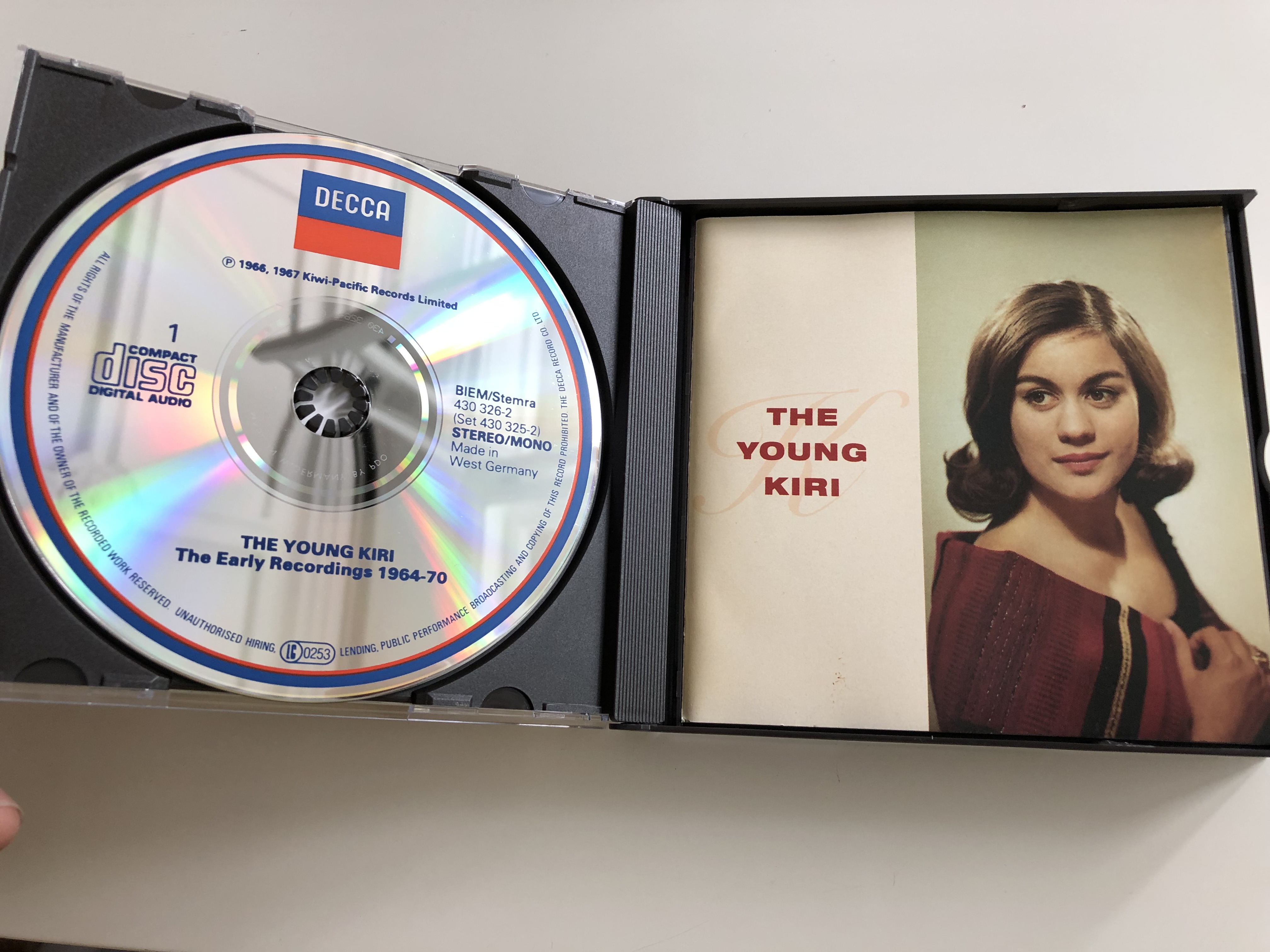 the-young-kiri-the-early-recordings-1964-70-operatic-arias-popular-songs-maori-folksongs-kiri-te-kanawa-2x-audio-cd-1990-decca-2-.jpg