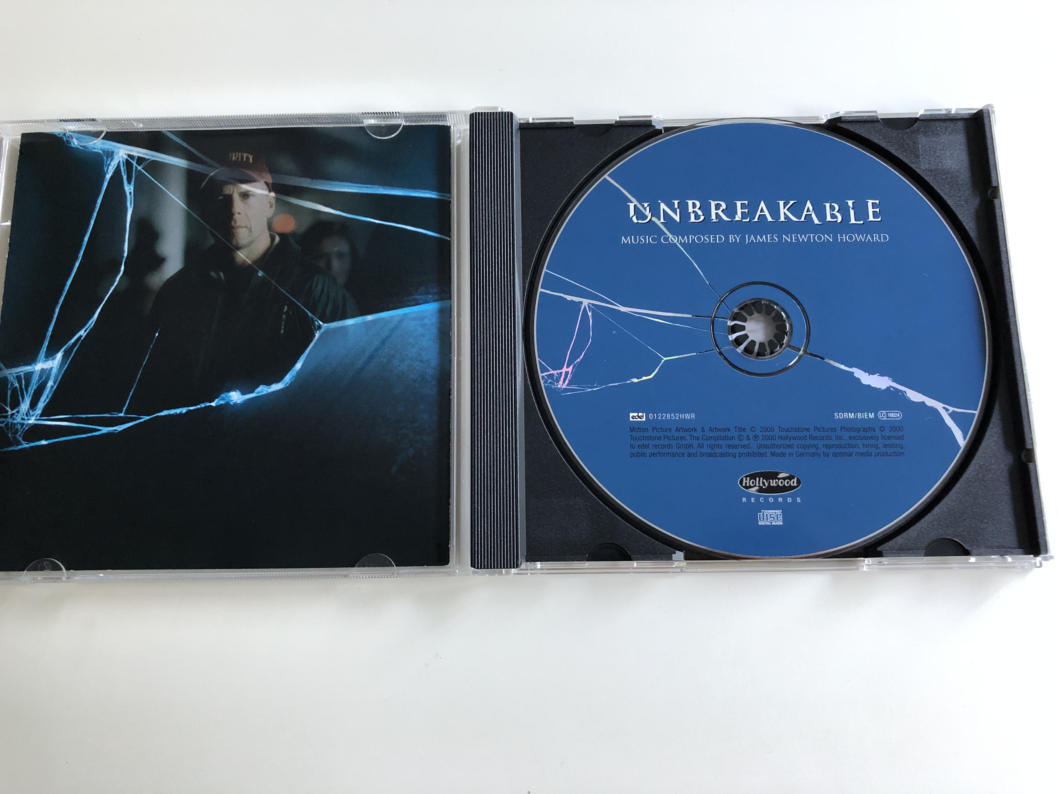 unbreakable-original-motion-picture-score-music-composed-by-james-newton-howard-bruce-willis-samuel-l.-jackson-an-m.-night-shyamalan-film-audio-cd-2000-4-.jpg