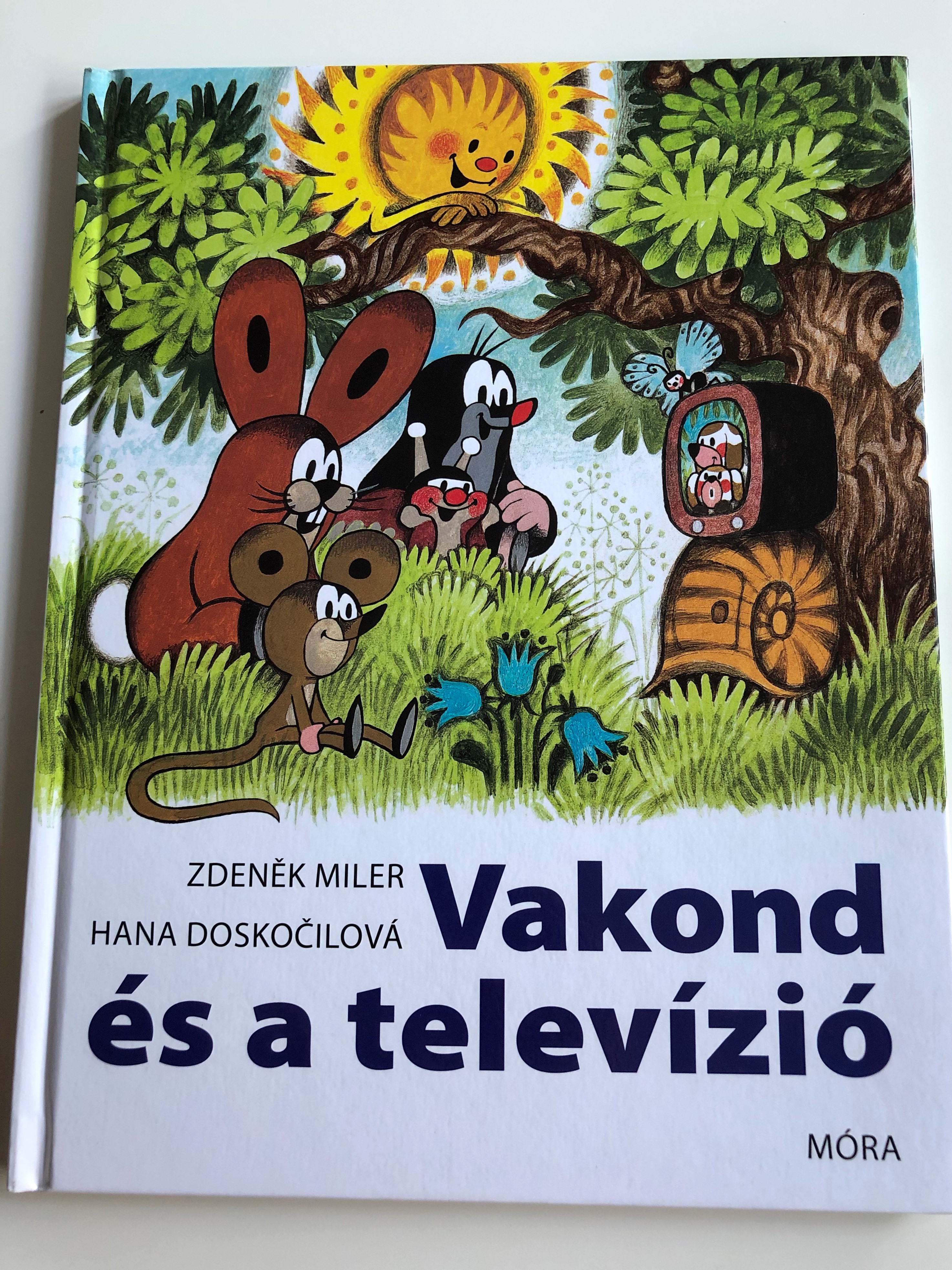 vakond-s-a-telev-zi-by-zdenek-miler-hana-dosko-ilov-hungarian-translation-of-krtek-a-televize-m-ra-k-nyvkiad-2010-1-.jpg