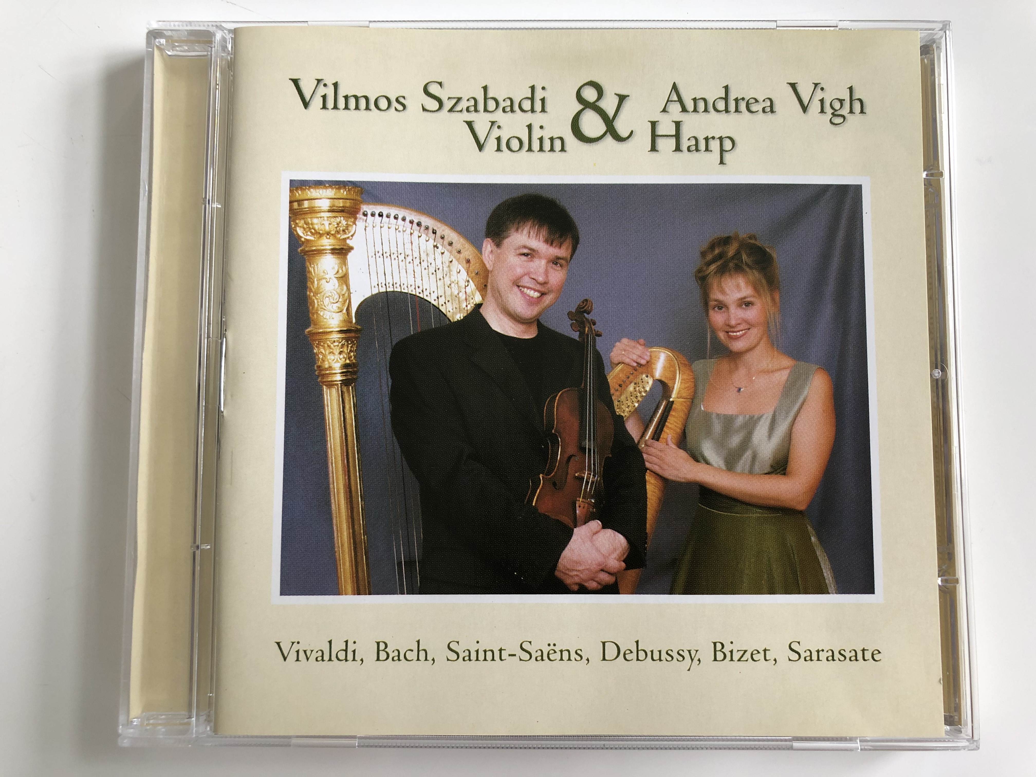 vilmos-szabadi-violin-andrea-vigh-harp-vivaldi-bach-saint-saens-debussy-bizet-sarasate-jakobi-koncert-kft.-audio-cd-2003-jk-k-2003-1-.jpg