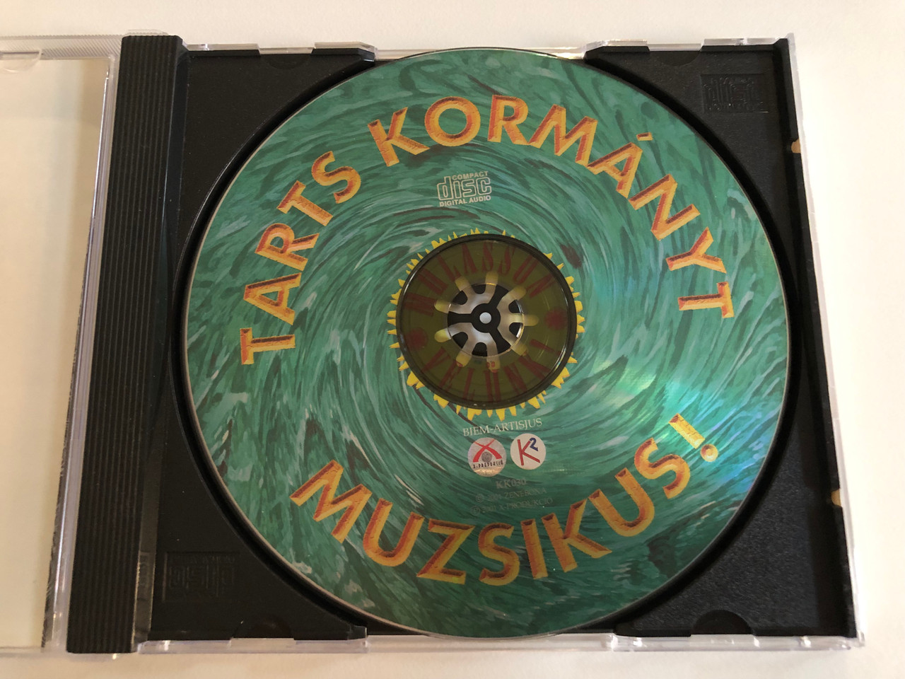 https://cdn10.bigcommerce.com/s-62bdpkt7pb/products/0/images/187459/Tarts_Kormanyt_Muzsikus_Mulasson_Velunk_3._K2_Audio_CD_KK030_3__03641.1628846995.1280.1280.JPG?c=2&_gl=1*1prdipk*_ga*MjA2NTIxMjE2MC4xNTkwNTEyNTMy*_ga_WS2VZYPC6G*MTYyODg0NTUyMi4zMi4xLjE2Mjg4NDY3OTUuNTc.