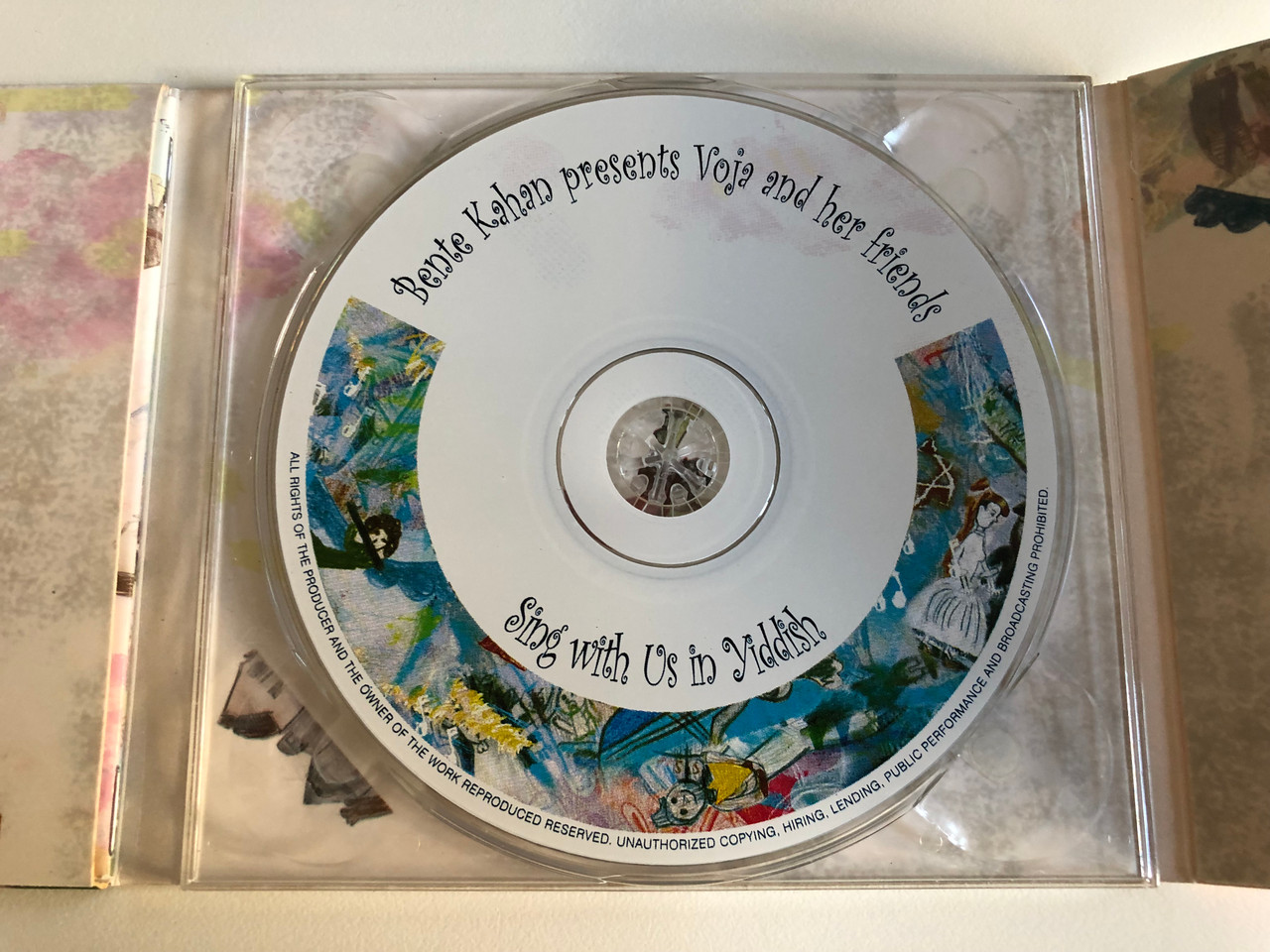 https://cdn10.bigcommerce.com/s-62bdpkt7pb/products/0/images/187663/Bente_Kahan_Presents_Voja_And_Her_Friends_-_Sing_With_Us_in_Yiddish_Tylkomuzyka.pl_Audio_CD_2005_TCD_011_4__18336.1629117430.1280.1280.JPG?c=2&_gl=1*umiabu*_ga*MjA2NTIxMjE2MC4xNTkwNTEyNTMy*_ga_WS2VZYPC6G*MTYyOTExNTU4Mi4zMy4xLjE2MjkxMTc0MTUuNjA.