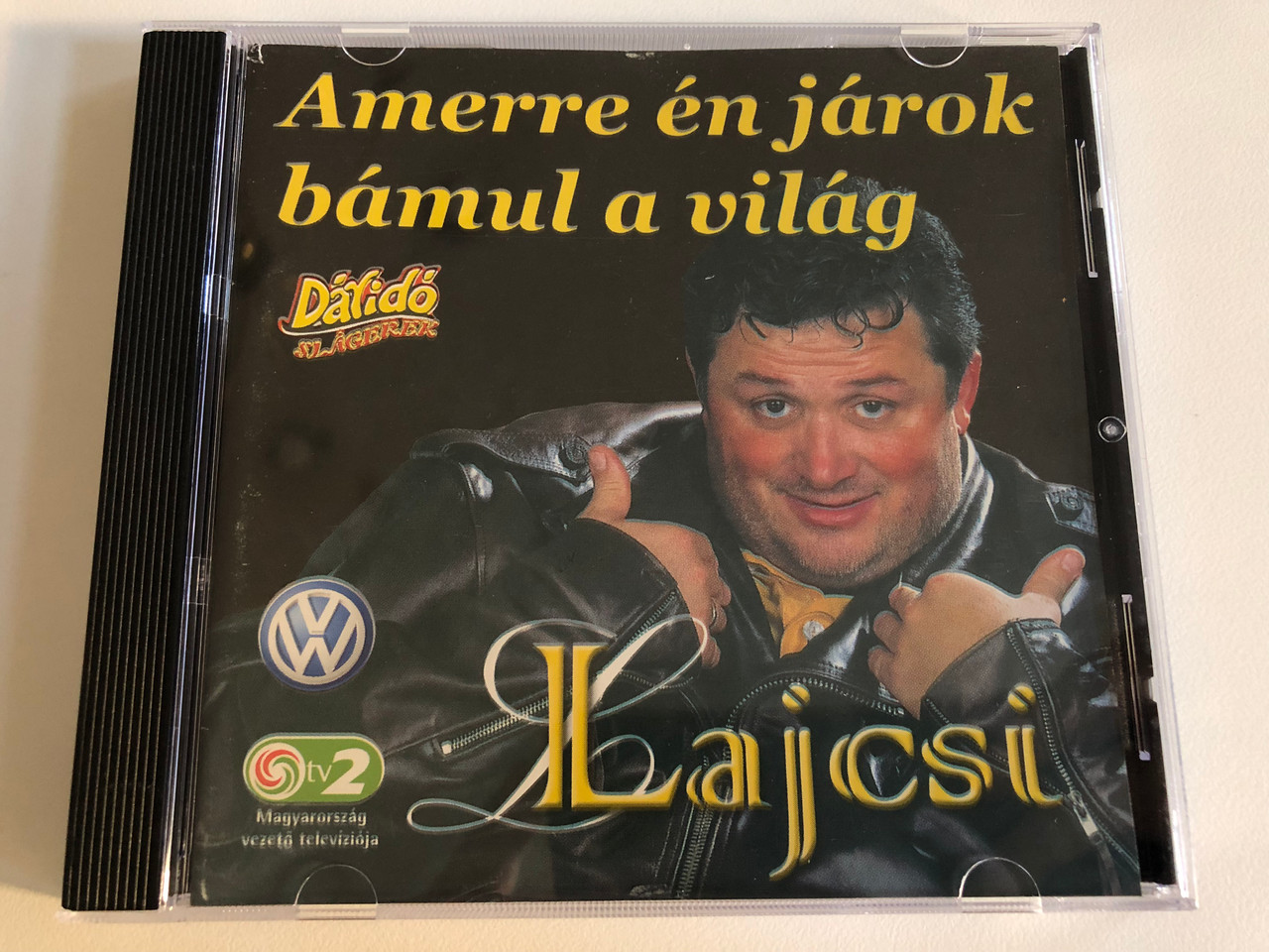 https://cdn10.bigcommerce.com/s-62bdpkt7pb/products/0/images/187966/Amerre_en_jarok_bamul_a_vilag_-_Lajcsi_Kadencia_Audio_CD_KACD-438_1__25582.1629212761.1280.1280.JPG?c=2&_gl=1*1rkzzdl*_ga*MjA2NTIxMjE2MC4xNTkwNTEyNTMy*_ga_WS2VZYPC6G*MTYyOTIwODAwMC4zNS4xLjE2MjkyMTM0NjAuNjA.