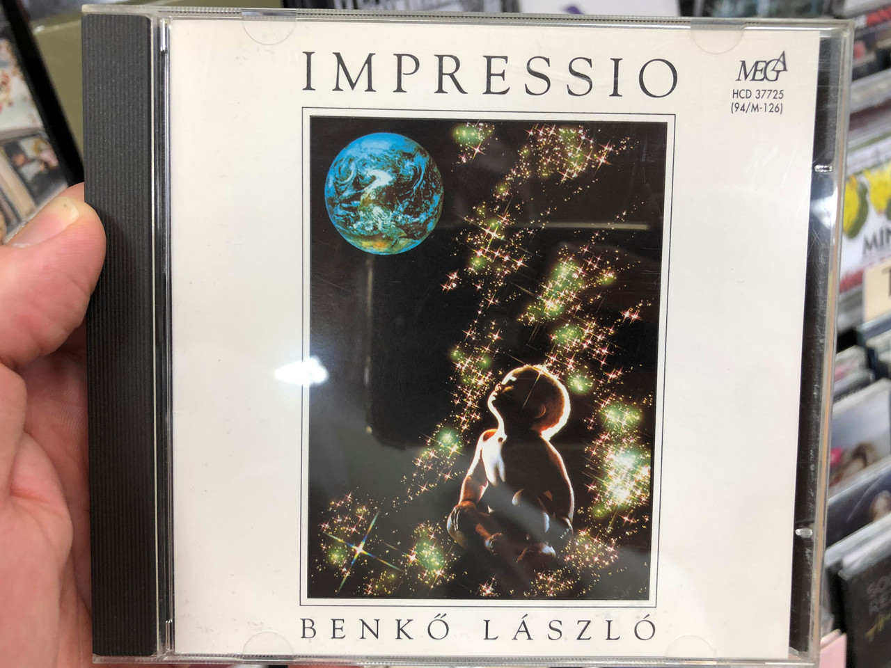 https://cdn10.bigcommerce.com/s-62bdpkt7pb/products/0/images/188469/Impressio_-_Benk_Lszl_Mega_Audio_CD_HCD_37725_94M-126_1__12862.1629476160.1280.1280.JPG?c=2&_gl=1*14ishcm*_ga*MjA2NTIxMjE2MC4xNTkwNTEyNTMy*_ga_WS2VZYPC6G*MTYyOTQ2MzgxOC40MC4xLjE2Mjk0NzYyMTUuNjA.