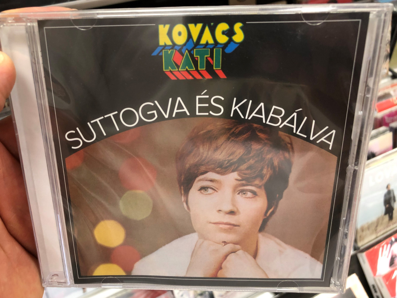 https://cdn10.bigcommerce.com/s-62bdpkt7pb/products/0/images/188481/Kovcs_Kati_Suttogva_s_Kiablva_MTVA_Audio_CD_MTVA_1157_1__00203.1629478341.1280.1280.JPG?c=2&_gl=1*1bzz2jd*_ga*MjA2NTIxMjE2MC4xNTkwNTEyNTMy*_ga_WS2VZYPC6G*MTYyOTQ2MzgxOC40MC4xLjE2Mjk0Nzg0OTcuNjA.