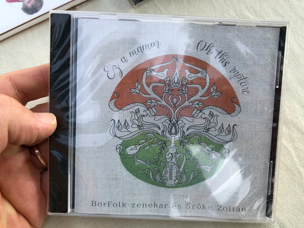 https://cdn10.bigcommerce.com/s-62bdpkt7pb/products/0/images/189804/Ez_A_Mmor_-_Oh_This_Rapture_BorFolk_Zenekar_s_Szke_Zoltn_Kirlyrv_Bt._Audio_CD_2018_1__58212.1630507076.1280.1280.JPG?c=2&_gl=1*19xdg1b*_ga*MjA2NTIxMjE2MC4xNTkwNTEyNTMy*_ga_WS2VZYPC6G*MTYzMDUwMzkwMy41NS4xLjE2MzA1MDY5NzguNjA.