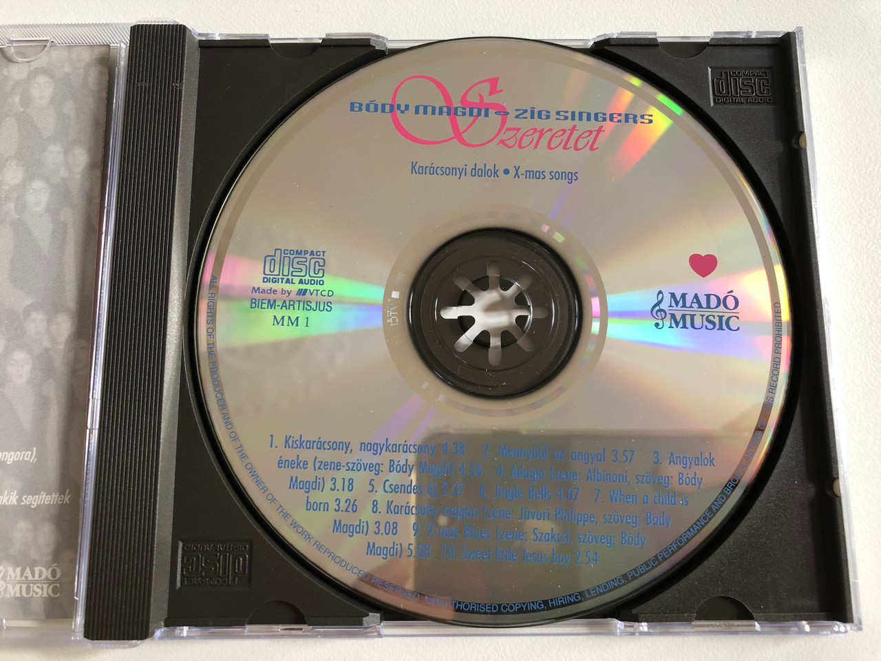 https://cdn10.bigcommerce.com/s-62bdpkt7pb/products/0/images/189989/Bdy_Magdi_Zig_Singers_Szeretet_-_Karcsonyi_Dalok_X-Mas_Songs_Mad_Music_Audio_CD_MM_1_3__99714.1630603274.1280.1280.JPG?c=2&_gl=1*1ojxczw*_ga*MjA2NTIxMjE2MC4xNTkwNTEyNTMy*_ga_WS2VZYPC6G*MTYzMDYwMTA5Mi41OS4xLjE2MzA2MDI1MTMuNDQ.