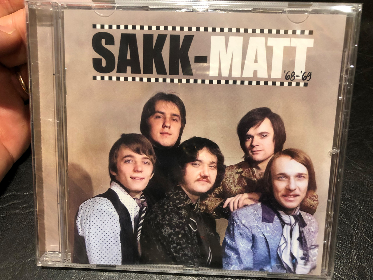 https://cdn10.bigcommerce.com/s-62bdpkt7pb/products/0/images/190047/Sakk-Matt_68-69_GrundRecords_Audio_CD_2021_GR182_1__30812.1630654459.1280.1280.JPG?c=2&_gl=1*1k2v913*_ga*MjA2NTIxMjE2MC4xNTkwNTEyNTMy*_ga_WS2VZYPC6G*MTYzMDY1NDI4My42MC4wLjE2MzA2NTQyODMuNjA.
