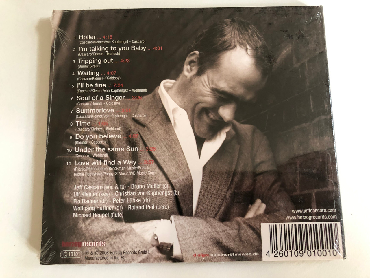 https://cdn10.bigcommerce.com/s-62bdpkt7pb/products/0/images/190734/Jeff_Cascaro_Soul_Of_A_Singer_Herzog_Records_Audio_CD_2006_901001HER_2__08881.1631122783.1280.1280.JPG?c=2&_gl=1*139hip5*_ga*MjA2NTIxMjE2MC4xNTkwNTEyNTMy*_ga_WS2VZYPC6G*MTYzMTEwOTIwNC43MS4xLjE2MzExMTk0ODQuMjk.