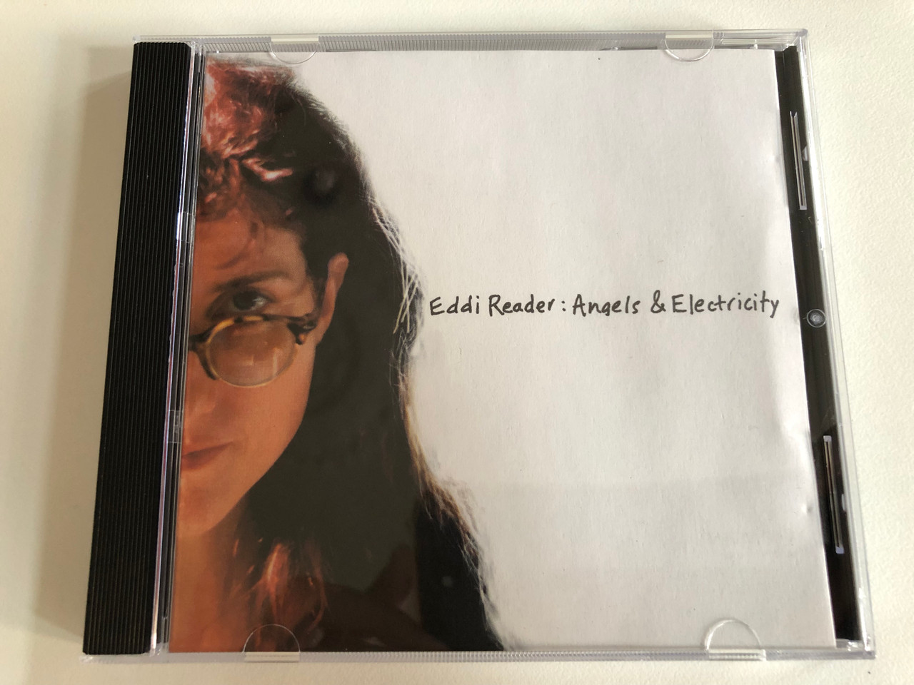 https://cdn10.bigcommerce.com/s-62bdpkt7pb/products/0/images/191530/Eddi_Reader_Angels_Electricity_Blanco_Y_Negro_Audio_CD_1998_3984-22816-2_1__37070.1631732032.1280.1280.JPG?c=2&_gl=1*q3eor9*_ga*MjA2NTIxMjE2MC4xNTkwNTEyNTMy*_ga_WS2VZYPC6G*MTYzMTcyODg5NC44MS4xLjE2MzE3MzE4NDkuNDE.