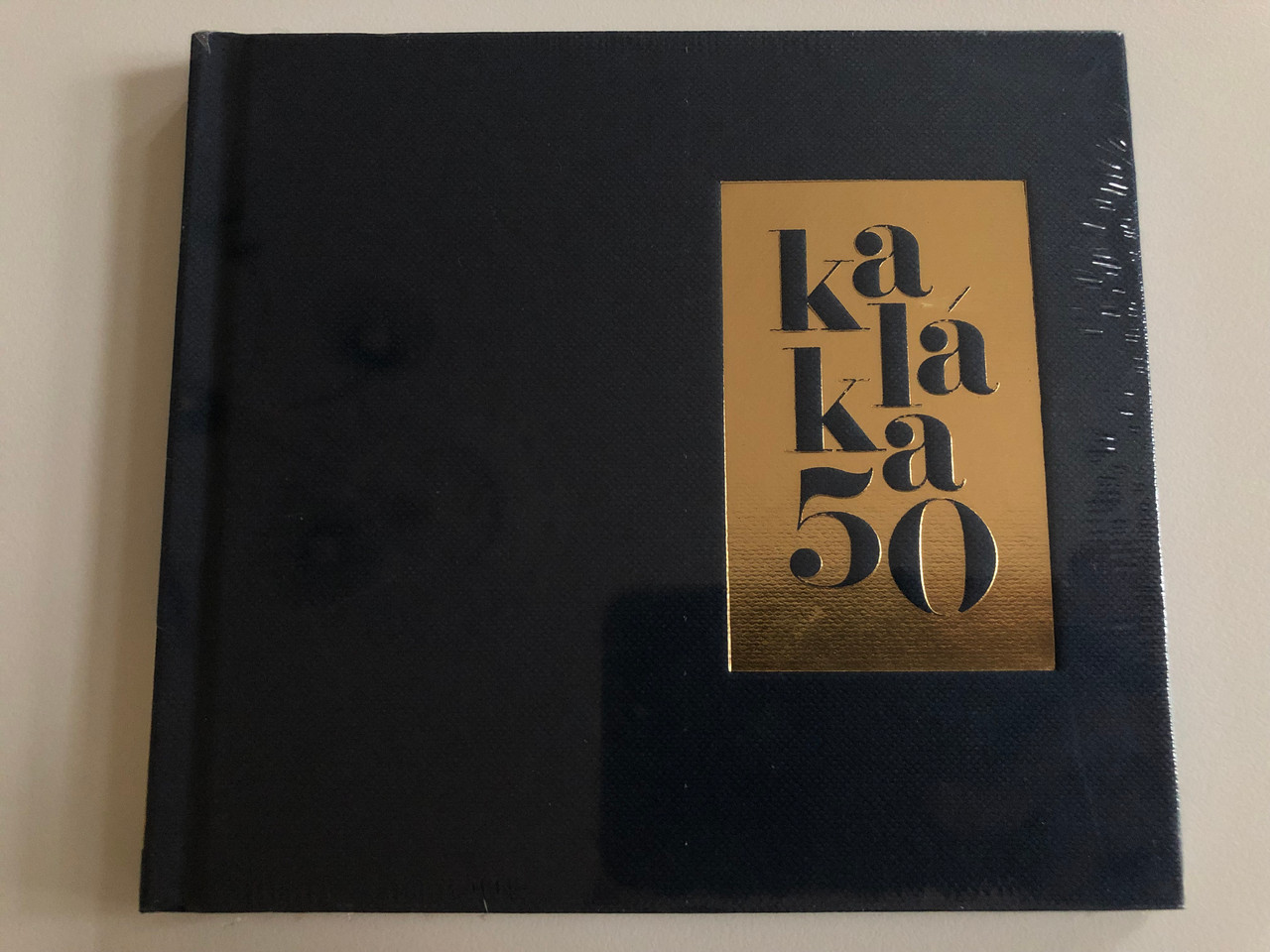 https://cdn10.bigcommerce.com/s-62bdpkt7pb/products/0/images/192464/Kalaka_50_Audio_CD_9786158016810_1__95835.1632292653.1280.1280.JPG?c=2&_gl=1*1afgyvi*_ga*MjA2NTIxMjE2MC4xNTkwNTEyNTMy*_ga_WS2VZYPC6G*MTYzMjI4NzA1MS45NS4xLjE2MzIyOTIwNTQuNTc.