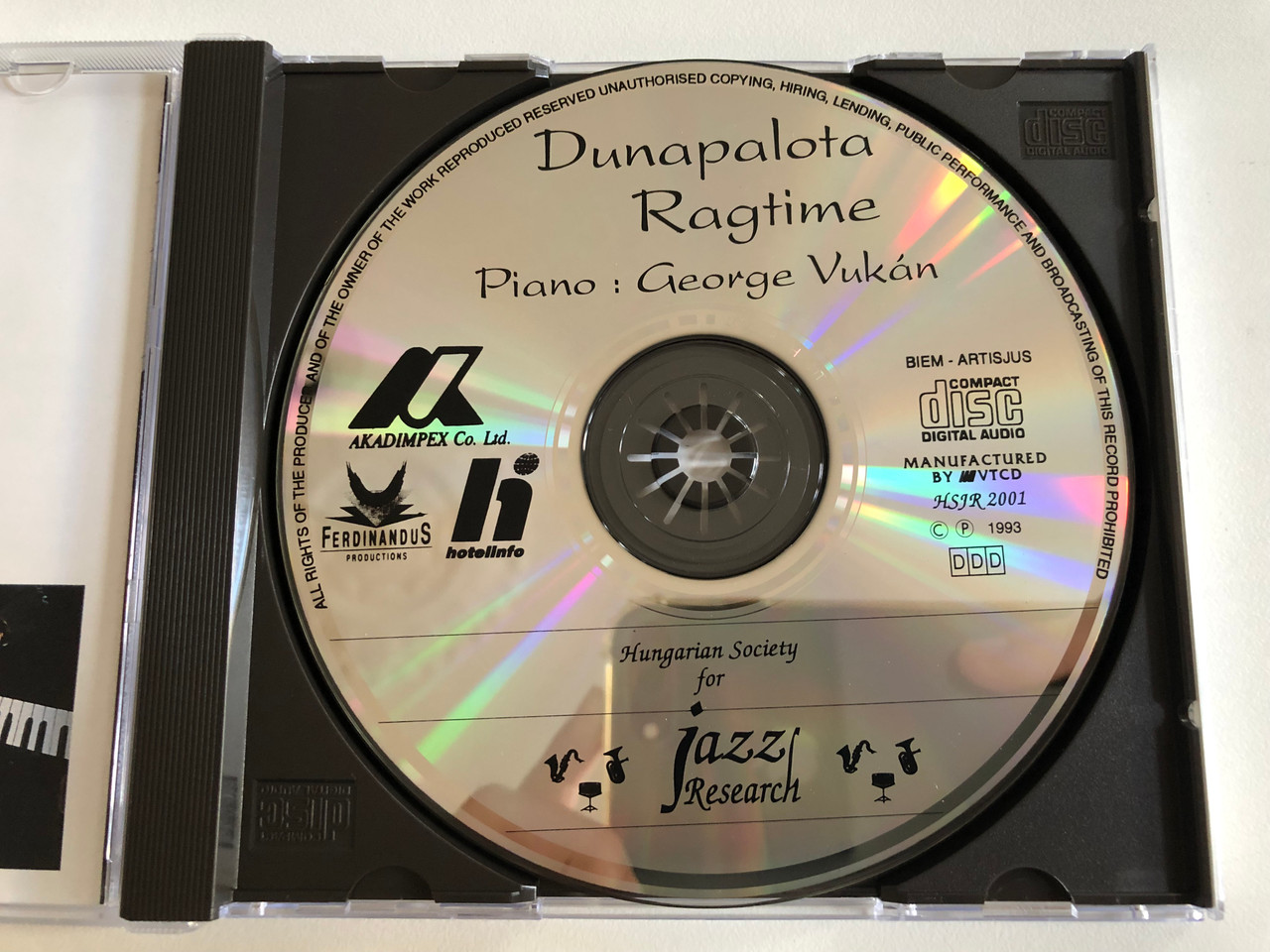 https://cdn10.bigcommerce.com/s-62bdpkt7pb/products/0/images/193101/Dunapalota_Ragtime_-_piano_Gyrgy_Vukn_Hungarian_Society_For_Jazz_Research_Audio_CD_1993_HSJR_2001_3__97690.1632817544.1280.1280.JPG?c=2&_gl=1*14erfa0*_ga*MjA2NTIxMjE2MC4xNTkwNTEyNTMy*_ga_WS2VZYPC6G*MTYzMjgxNzM2My4xMDIuMS4xNjMyODE3Mzk1LjI4