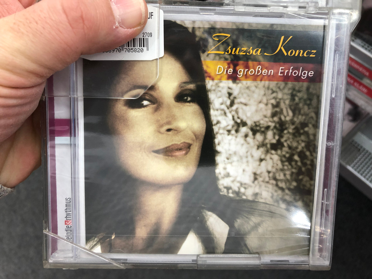 https://cdn10.bigcommerce.com/s-62bdpkt7pb/products/0/images/194208/Zsuzsa_Koncz_Die_Groen_Erfolge_Amiga_Audio_CD_2007_88697070582_1__02893.1633426824.1280.1280.JPG?c=2&_gl=1*yydm4a*_ga*MjA2NTIxMjE2MC4xNTkwNTEyNTMy*_ga_WS2VZYPC6G*MTYzMzQxMjA1Ny4xMTQuMS4xNjMzNDI2MTExLjU4