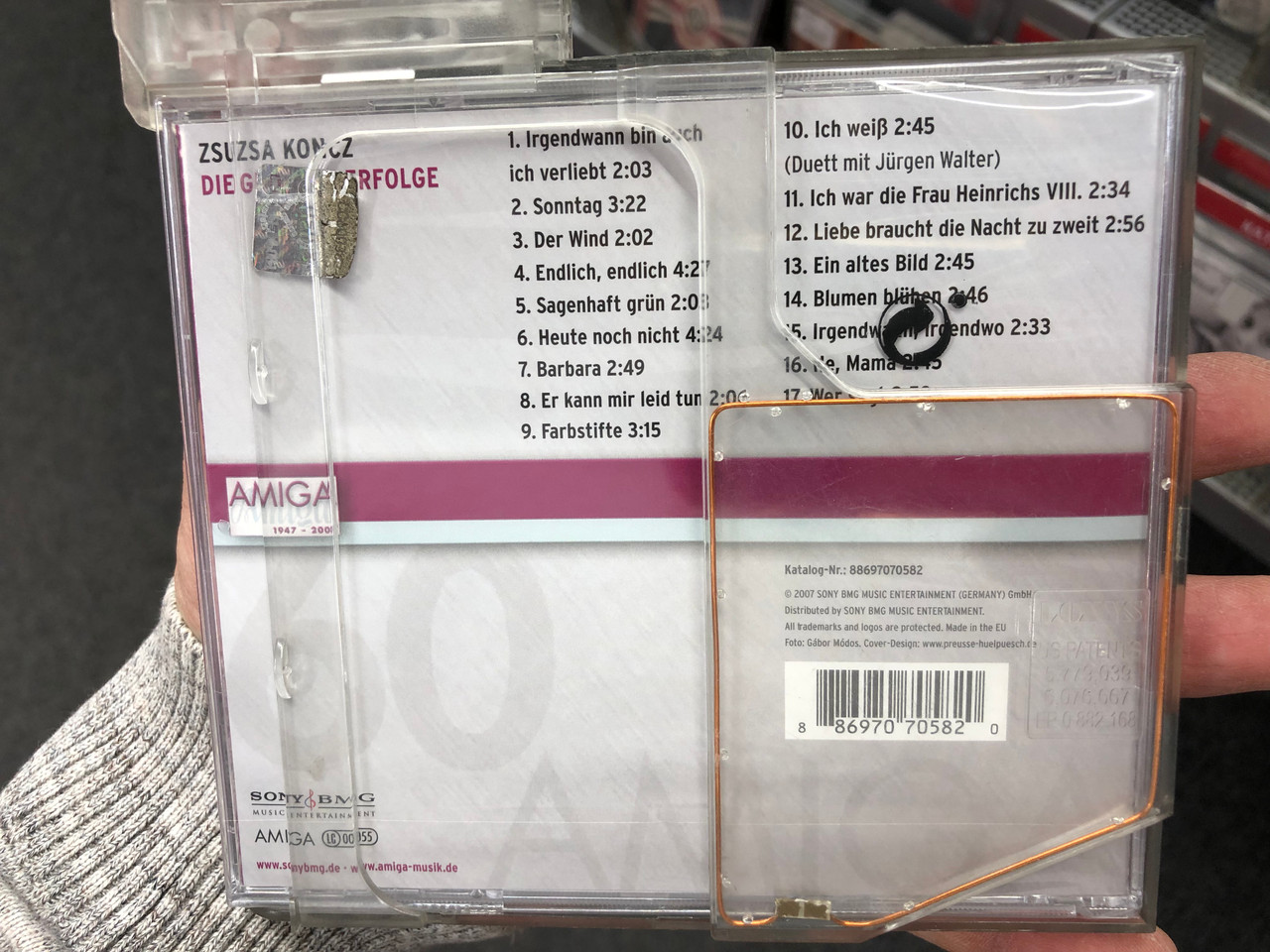https://cdn10.bigcommerce.com/s-62bdpkt7pb/products/0/images/194209/Zsuzsa_Koncz_Die_Groen_Erfolge_Amiga_Audio_CD_2007_88697070582_2__77010.1633426824.1280.1280.JPG?c=2&_gl=1*yydm4a*_ga*MjA2NTIxMjE2MC4xNTkwNTEyNTMy*_ga_WS2VZYPC6G*MTYzMzQxMjA1Ny4xMTQuMS4xNjMzNDI2MTExLjU4