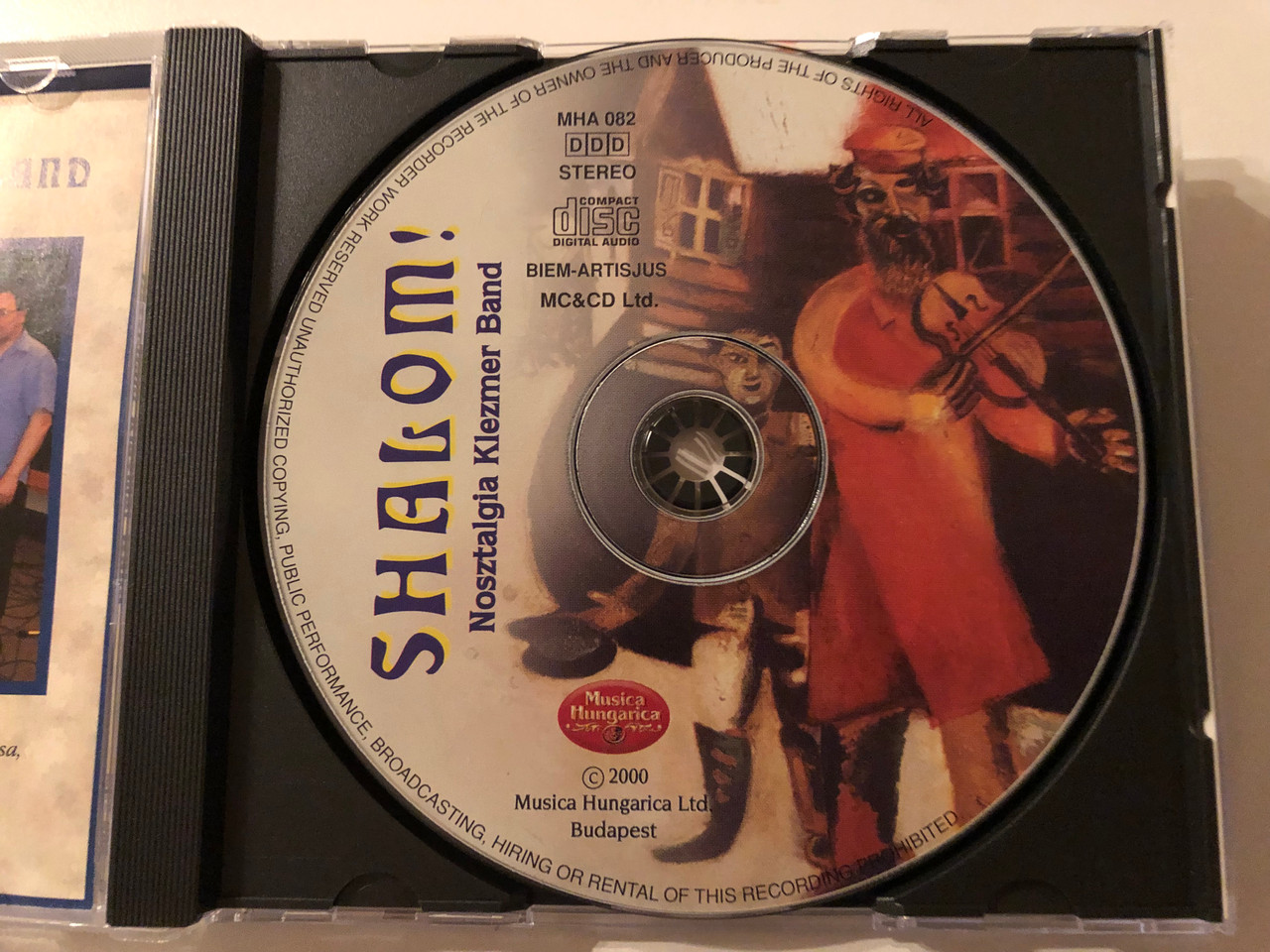 https://cdn10.bigcommerce.com/s-62bdpkt7pb/products/0/images/195182/Shalom_-Nosztalgia_Klezmer_Band_Orokzold_Klezmer_Es_Mas_Zsido_Melodiak_Music_Hungarica_Audio_CD_2000_MHA_082_3__86785.1634021284.1280.1280.JPG?c=2&_gl=1*dvm3o7*_ga*MjA2NTIxMjE2MC4xNTkwNTEyNTMy*_ga_WS2VZYPC6G*MTYzNDAxNTU4Mi4xMjMuMS4xNjM0MDIxMDk3LjU4