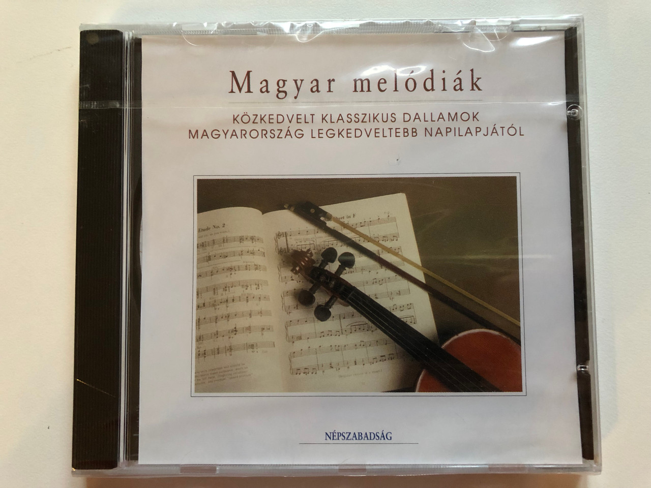 https://cdn10.bigcommerce.com/s-62bdpkt7pb/products/0/images/196396/Magyar_melodiak_Kozkedvelt_Klasszikus_Dallamok_Magyarorszag_Legkedveltebb_Napilapjatol_Nepszabadsag_Audio_CD_1999_HU-05661_1__37233.1634741838.1280.1280.JPG?c=2&_gl=1*5kyhuc*_ga*MjA2NTIxMjE2MC4xNTkwNTEyNTMy*_ga_WS2VZYPC6G*MTYzNDczNzkzNS4xMzMuMS4xNjM0NzQxNjI3LjYw