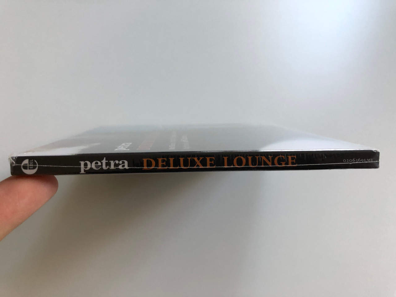 https://cdn10.bigcommerce.com/s-62bdpkt7pb/products/0/images/196562/Petra_-_Deluxe_Lounge_Matt_Bianco_Incognito_Graziella_Schazad_Nighthawks_Jeff_Cascaro_u.v.a._Edel_Records_Audio_CD_2011_0206369EME_3__65427.1634821164.1280.1280.JPG?c=2&_gl=1*1nqvbvi*_ga*MjA2NTIxMjE2MC4xNTkwNTEyNTMy*_ga_WS2VZYPC6G*MTYzNDgxNzYyMy4xMzQuMS4xNjM0ODIwOTg3LjQz
