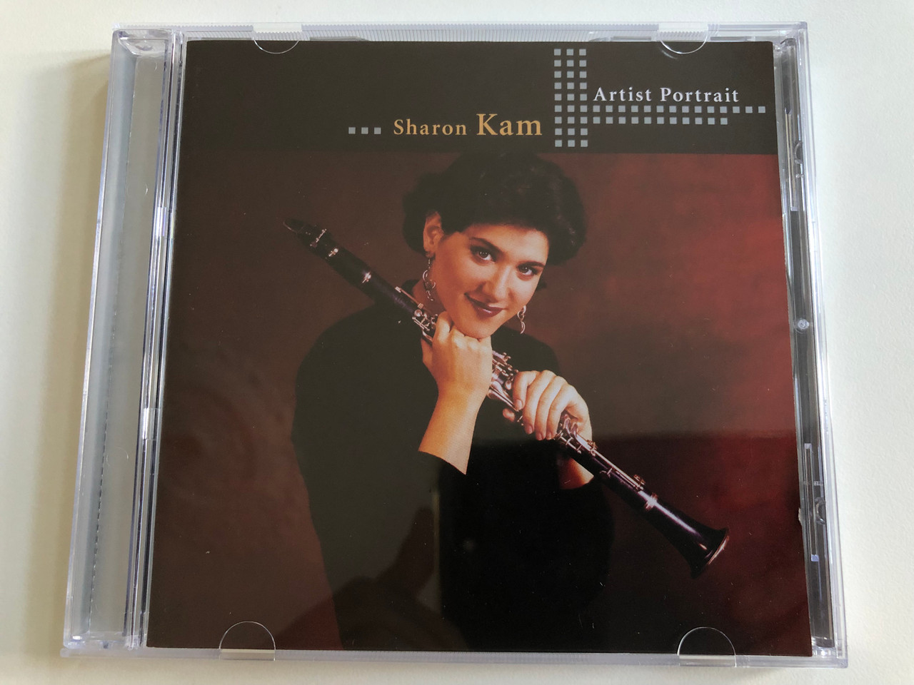 https://cdn10.bigcommerce.com/s-62bdpkt7pb/products/0/images/196711/Sharon_Kam_-_Artist_Portrait_Warner_Classics_Audio_CD_2003_0927_49708-2_1__17653.1634914434.1280.1280.JPG?c=2&_gl=1*1oxpfkt*_ga*MjA2NTIxMjE2MC4xNTkwNTEyNTMy*_ga_WS2VZYPC6G*MTYzNDkwOTU4OC4xMzcuMS4xNjM0OTE0MjkxLjU5