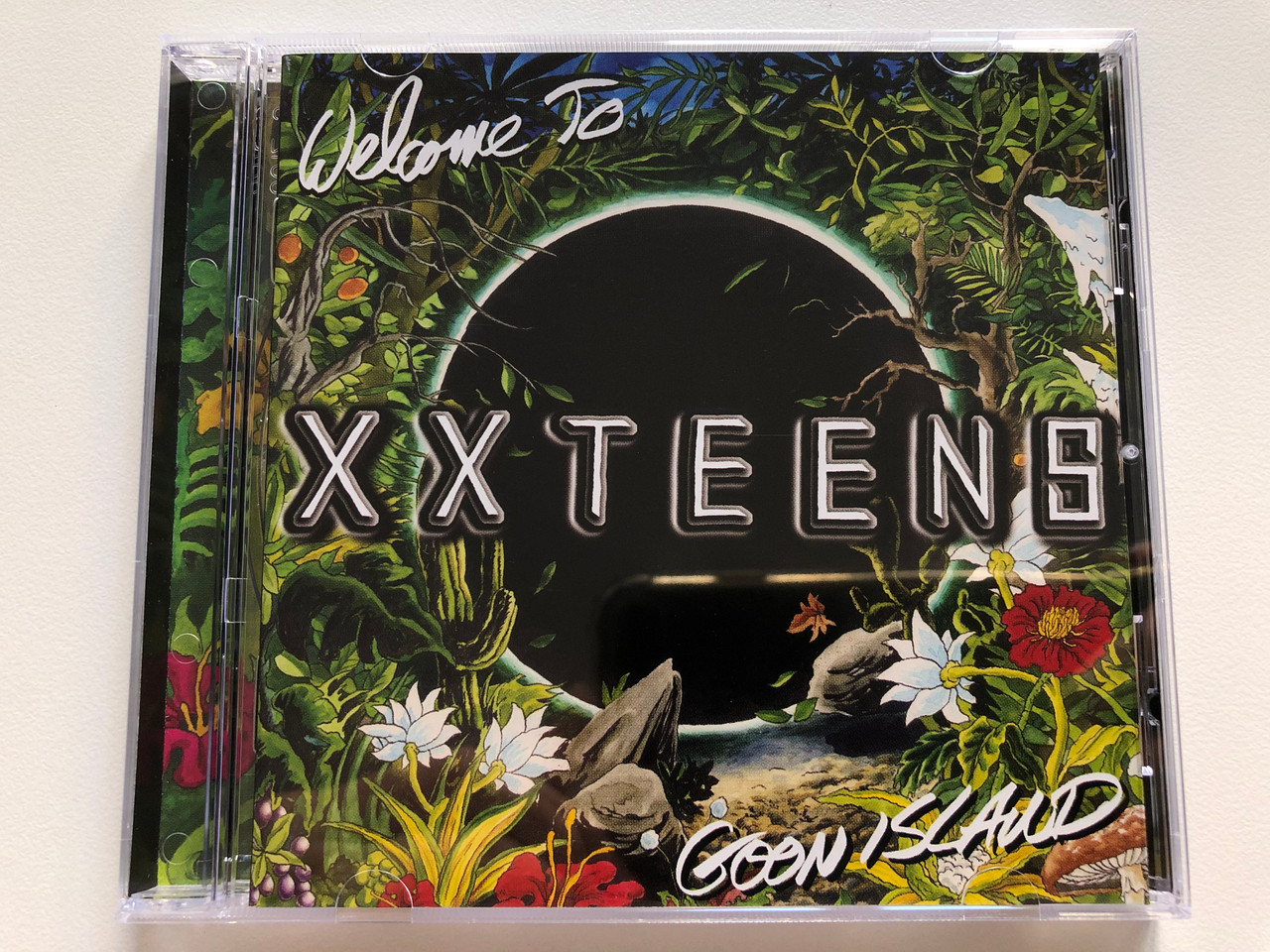 https://cdn10.bigcommerce.com/s-62bdpkt7pb/products/0/images/198731/XX_Teens_Welcome_To_Goon_Island_Mute_Audio_CD_2008_5099922778222_1__13916.1636368757.1280.1280.JPG?c=2&_gl=1*1q7o81n*_ga*MjA2NTIxMjE2MC4xNTkwNTEyNTMy*_ga_WS2VZYPC6G*MTYzNjM2NTc5Mi4xNjAuMS4xNjM2MzY3NDkyLjU4