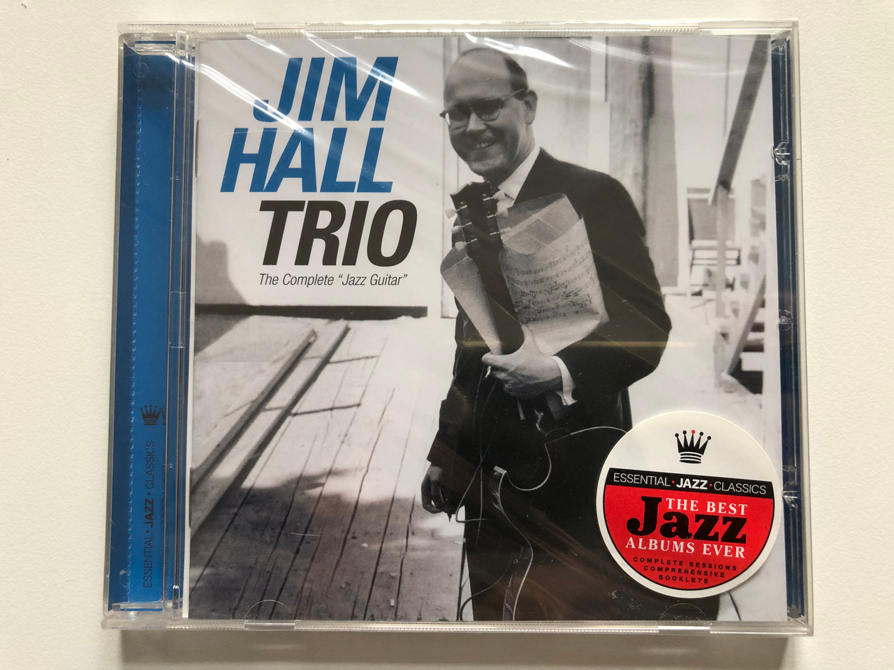 https://cdn10.bigcommerce.com/s-62bdpkt7pb/products/0/images/201825/Jim_Hall_Trio_The_Complete_Jazz_Guitar_Essential_Jazz_Classics_Audio_CD_2011_EJC55494_1__64671.1639563868.1280.1280.JPG?c=2&_gl=1*18k1txp*_ga*MjA2NTIxMjE2MC4xNTkwNTEyNTMy*_ga_WS2VZYPC6G*MTYzOTU1MjAyMC4yMTcuMS4xNjM5NTYzNzkyLjI0