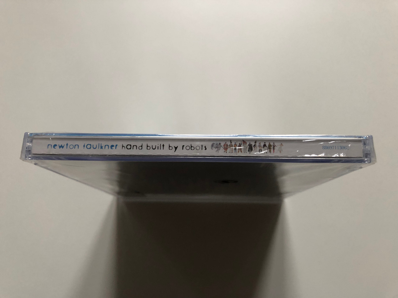 https://cdn10.bigcommerce.com/s-62bdpkt7pb/products/0/images/201909/Newton_Faulkner_Hand_Built_By_Robots_Brightside_Recordings_Audio_CD_2007_88697113062_3__01284.1639671745.1280.1280.JPG?c=2&_gl=1*nu68fd*_ga*MjA2NTIxMjE2MC4xNTkwNTEyNTMy*_ga_WS2VZYPC6G*MTYzOTY2NTgzMC4yMjAuMS4xNjM5NjcxNTI5LjYw