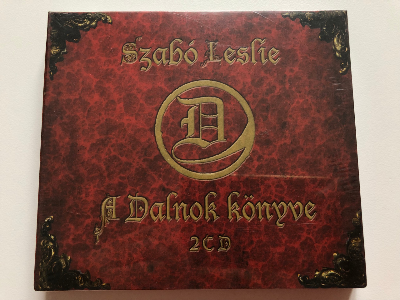 https://cdn10.bigcommerce.com/s-62bdpkt7pb/products/0/images/202448/Szab_Leslie_A_Dalnok_Knyve_2x_Audio_CD_B687802_1__77014.1640085116.1280.1280.JPG?c=2&_gl=1*2nx5e7*_ga*MjA2NTIxMjE2MC4xNTkwNTEyNTMy*_ga_WS2VZYPC6G*MTY0MDA2ODkyOS4yMjUuMS4xNjQwMDg0OTk3Ljk.