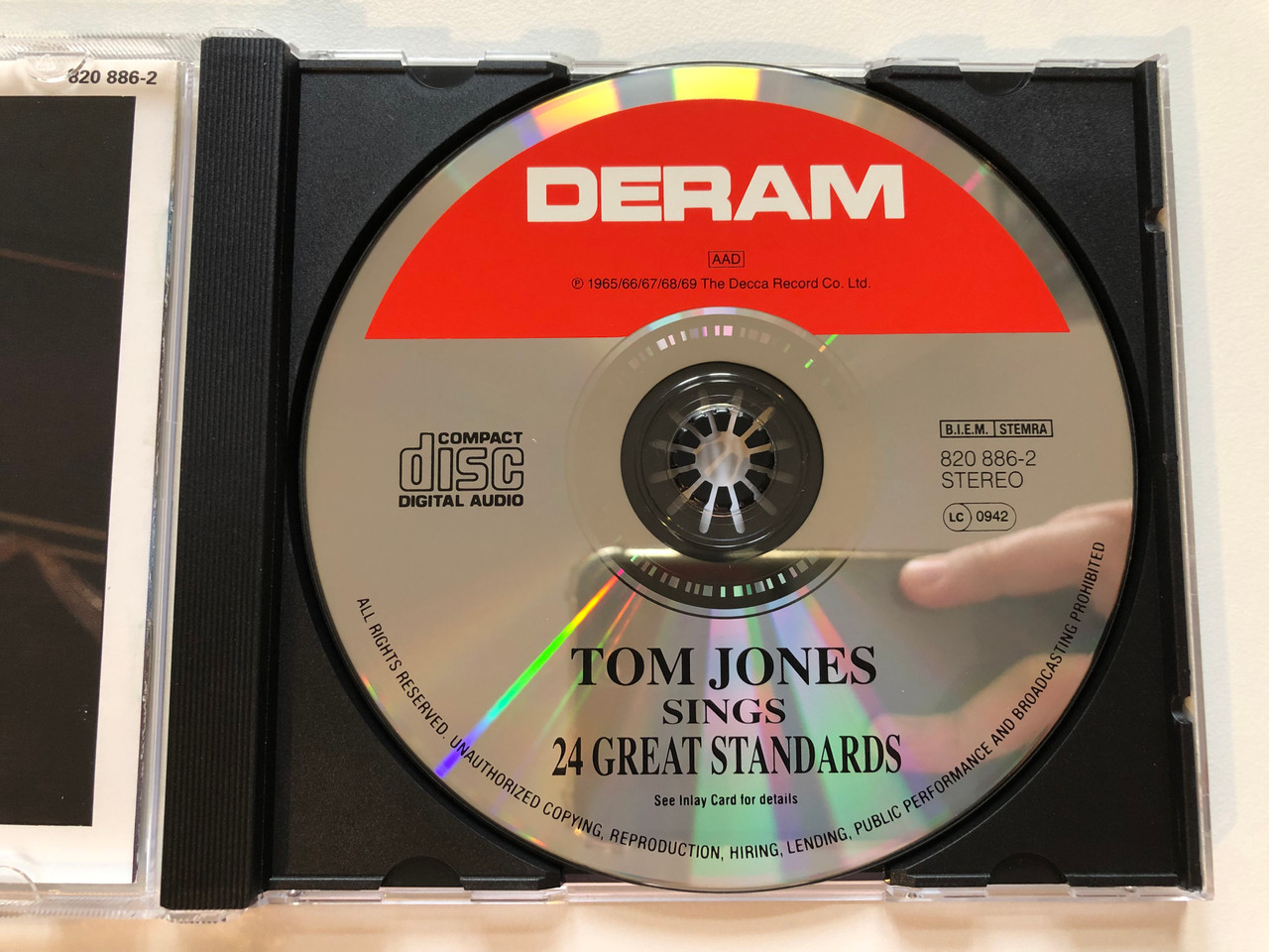 https://cdn10.bigcommerce.com/s-62bdpkt7pb/products/0/images/203711/Tom_Jones_Sings_24_Great_Standards_Deram_Audio_CD_1992_Stereo_820_886-2_3__21198.1640892485.1280.1280.JPG?c=2&_gl=1*1m8lqni*_ga*MjA2NTIxMjE2MC4xNTkwNTEyNTMy*_ga_WS2VZYPC6G*MTY0MDg5MjM0MC4yNDAuMC4xNjQwODkyMzQwLjYw