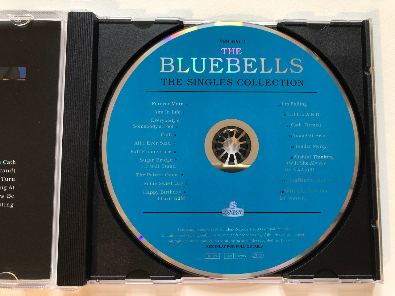 https://cdn10.bigcommerce.com/s-62bdpkt7pb/products/0/images/203794/The_Bluebells_The_Singles_Collection_Includes_Young_At_Heart_Im_Falling_Cath_London_Records_Audio_CD_1993_828_405-2_3__58886.1640967495.1280.1280.JPG?c=2&_gl=1*y8mfa7*_ga*MjA2NTIxMjE2MC4xNTkwNTEyNTMy*_ga_WS2VZYPC6G*MTY0MDk2MTcwMy4yNDEuMS4xNjQwOTY1MzY1LjU4
