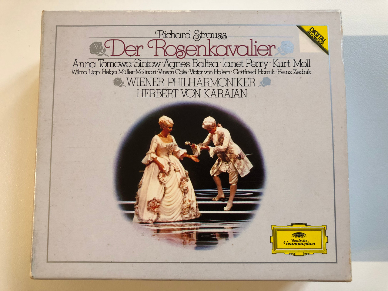 https://cdn10.bigcommerce.com/s-62bdpkt7pb/products/0/images/204474/Richard_Strauss_-_Der_Rosenkavalier_Anna_Tomowa-Sintow_Agnes_Baltsa_Janet_Perry_Kurt_Moll_Wilma_Lipp_Helga_Muller-Malinari_Vison_Cole_Victor_van_Halem_Gottfried_Hamik_Deutsche_Gramm_1__26461.1641361224.1280.1280.JPG?c=2&_gl=1*1jx836w*_ga*MjA2NTIxMjE2MC4xNTkwNTEyNTMy*_ga_WS2VZYPC6G*MTY0MTM1OTgzNy4yNDcuMS4xNjQxMzYwOTEyLjMx