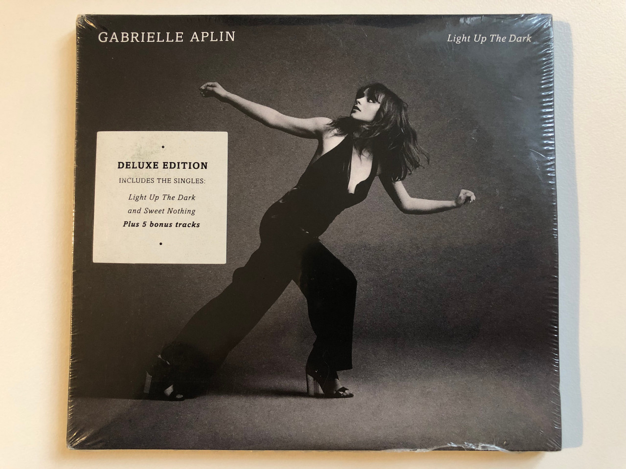 https://cdn10.bigcommerce.com/s-62bdpkt7pb/products/0/images/204487/Gabrielle_Aplin_Light_Up_The_Dark_Deluxe_Edition_Includes_The_Singles_Light_Up_The_Dark_and_Sweet_Nothing_plus_5_bonus_tracks_Parlophone_2x_Audio_CD_2015_0825646088133_1__69730.1641362875.1280.1280.JPG?c=2&_gl=1*13wkgpf*_ga*MjA2NTIxMjE2MC4xNTkwNTEyNTMy*_ga_WS2VZYPC6G*MTY0MTM1OTgzNy4yNDcuMS4xNjQxMzYyNjkyLjU4