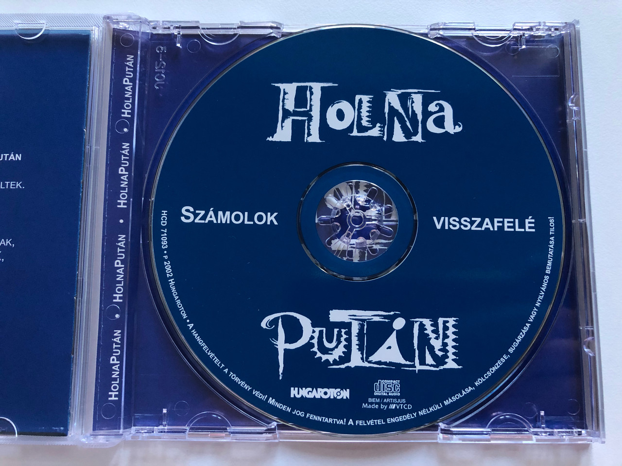 https://cdn10.bigcommerce.com/s-62bdpkt7pb/products/0/images/206054/Holnaputn_Szmolok_Visszafel_Hungaroton_Audio_CD_2002_HCD_71093_3__03849.1641903919.1280.1280.JPG?c=2&_gl=1*1mf86qt*_ga*MjA2NTIxMjE2MC4xNTkwNTEyNTMy*_ga_WS2VZYPC6G*MTY0MTkwMzY3Ni4yNTQuMC4xNjQxOTAzNjc2LjYw