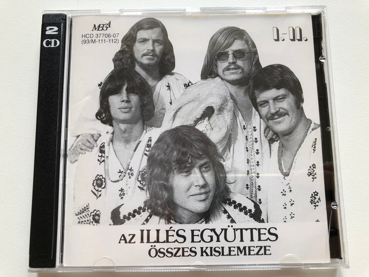 https://cdn10.bigcommerce.com/s-62bdpkt7pb/products/0/images/210734/Az_Ills_Egyttes_sszes_Kislemeze_I.II._Mega_2x_Audio_CD_1993_HCD_37706-07_1__62477.1643695832.1280.1280.JPG?c=2&_gl=1*qaf3ik*_ga*MjA2NTIxMjE2MC4xNTkwNTEyNTMy*_ga_WS2VZYPC6G*MTY0MzY5MjIzNi4yODEuMS4xNjQzNjk1NzA1LjU2