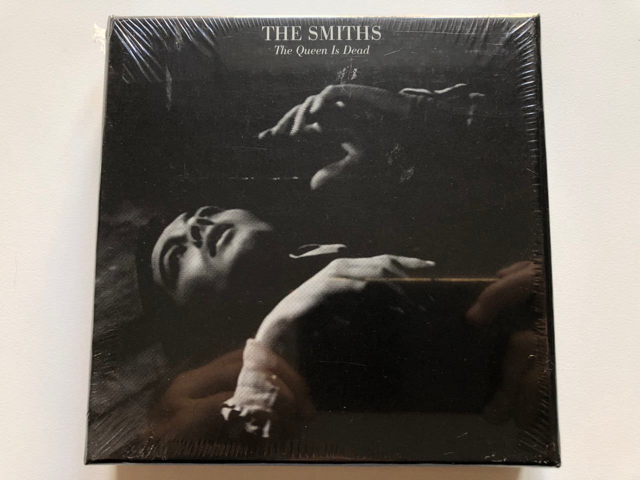https://cdn10.bigcommerce.com/s-62bdpkt7pb/products/0/images/211758/The_Smiths_The_Queen_Is_Dead_Warner_Bros._Records_3x_Audio_CD_DVD_Video_2017_Box_Set_0190295783372_1__98826.1643972103.1280.1280.JPG?c=2&_gl=1*w3316o*_ga*MjA2NTIxMjE2MC4xNTkwNTEyNTMy*_ga_WS2VZYPC6G*MTY0Mzk3MDk2Ny4yODQuMS4xNjQzOTcxNzU5LjQ1