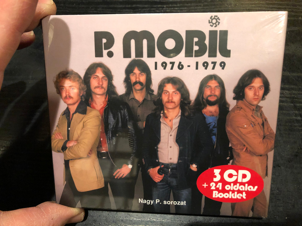 https://cdn10.bigcommerce.com/s-62bdpkt7pb/products/0/images/213046/P._Mobil_1976-1979_Nagy_P._Sorozat_3_CD_24_oldalas_Booklet_GrundRecords_3x_Audio_CD_2015_GR048_1__69274.1644824309.1280.1280.JPG?c=2&_gl=1*aocew3*_ga*MjA2NTIxMjE2MC4xNTkwNTEyNTMy*_ga_WS2VZYPC6G*MTY0NDgxNTg1OC4yODUuMS4xNjQ0ODI0Mjc2LjYw