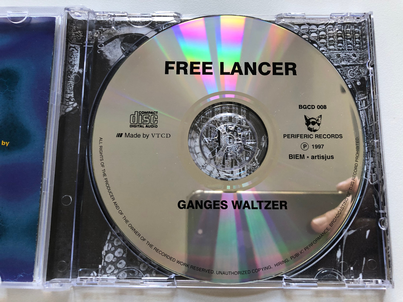 https://cdn10.bigcommerce.com/s-62bdpkt7pb/products/0/images/213235/Free_Lancer_Ganges_Waltzer_Periferic_Records_Audio_CD_1997_BGCD_008_3__51911.1644957151.1280.1280.JPG?c=2&_gl=1*15xi9cr*_ga*MjA2NTIxMjE2MC4xNTkwNTEyNTMy*_ga_WS2VZYPC6G*MTY0NDk1MTQzNi4yODkuMS4xNjQ0OTU2OTgyLjU4