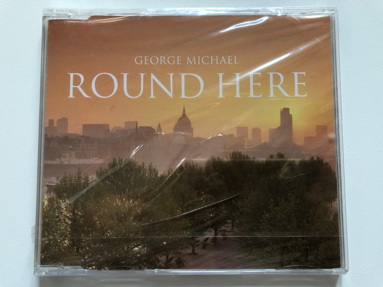 https://cdn10.bigcommerce.com/s-62bdpkt7pb/products/0/images/213330/George_Michael_Round_Here_Sony_Music_UK_Audio_CD_2004_675470_2_1__11246.1645006808.1280.1280.JPG?c=2&_gl=1*l0089s*_ga*MjA2NTIxMjE2MC4xNTkwNTEyNTMy*_ga_WS2VZYPC6G*MTY0NDk5NTYyMy4yOTAuMS4xNjQ1MDA2Njk4LjQy